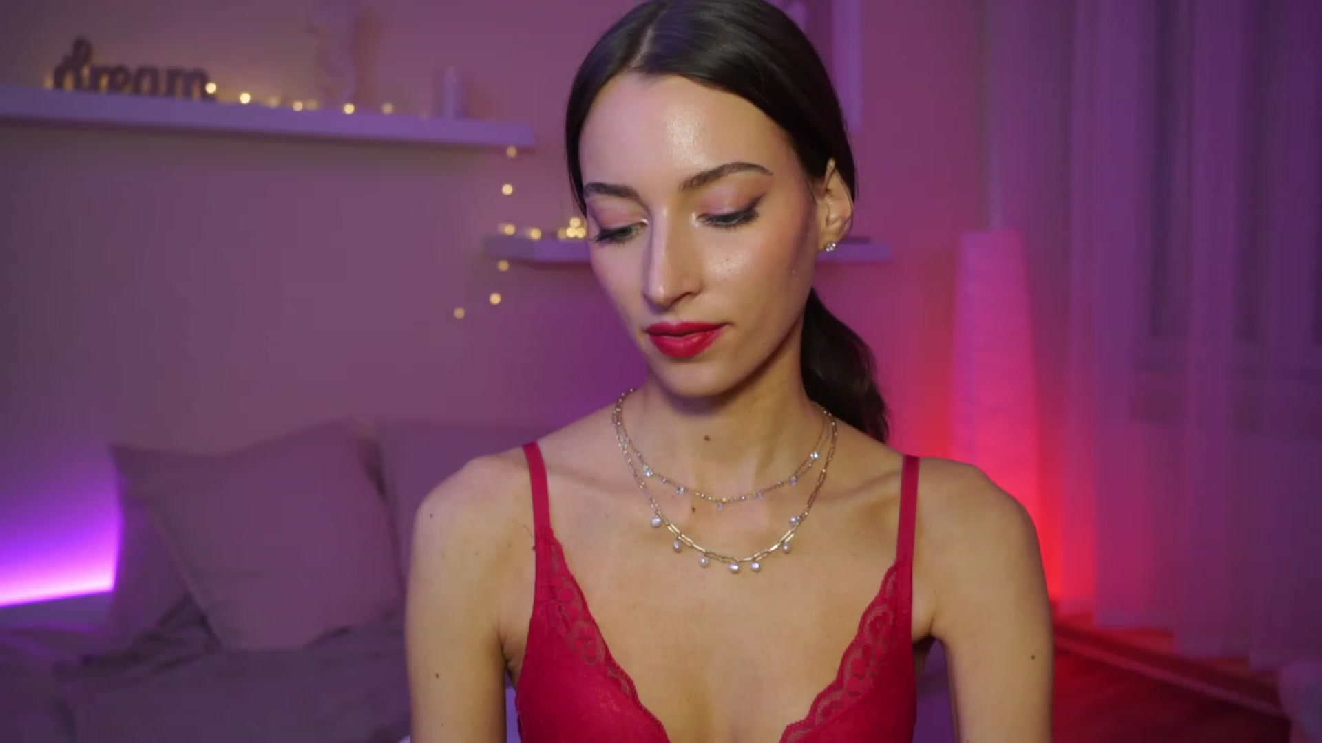 Gallery image thumbnail from Emily_grey69's myfreecams stream on, 01/12/2024, 18:36 image 20 of 20