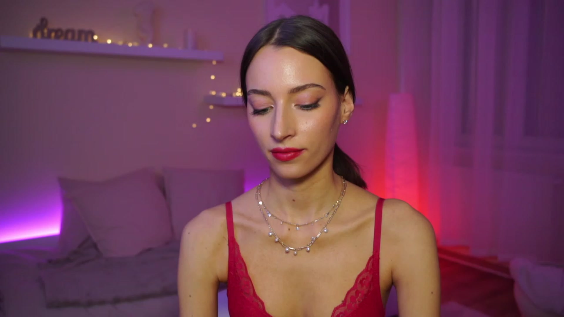 Gallery image thumbnail from Emily_grey69's myfreecams stream on, 01/12/2024, 18:36 image 16 of 20