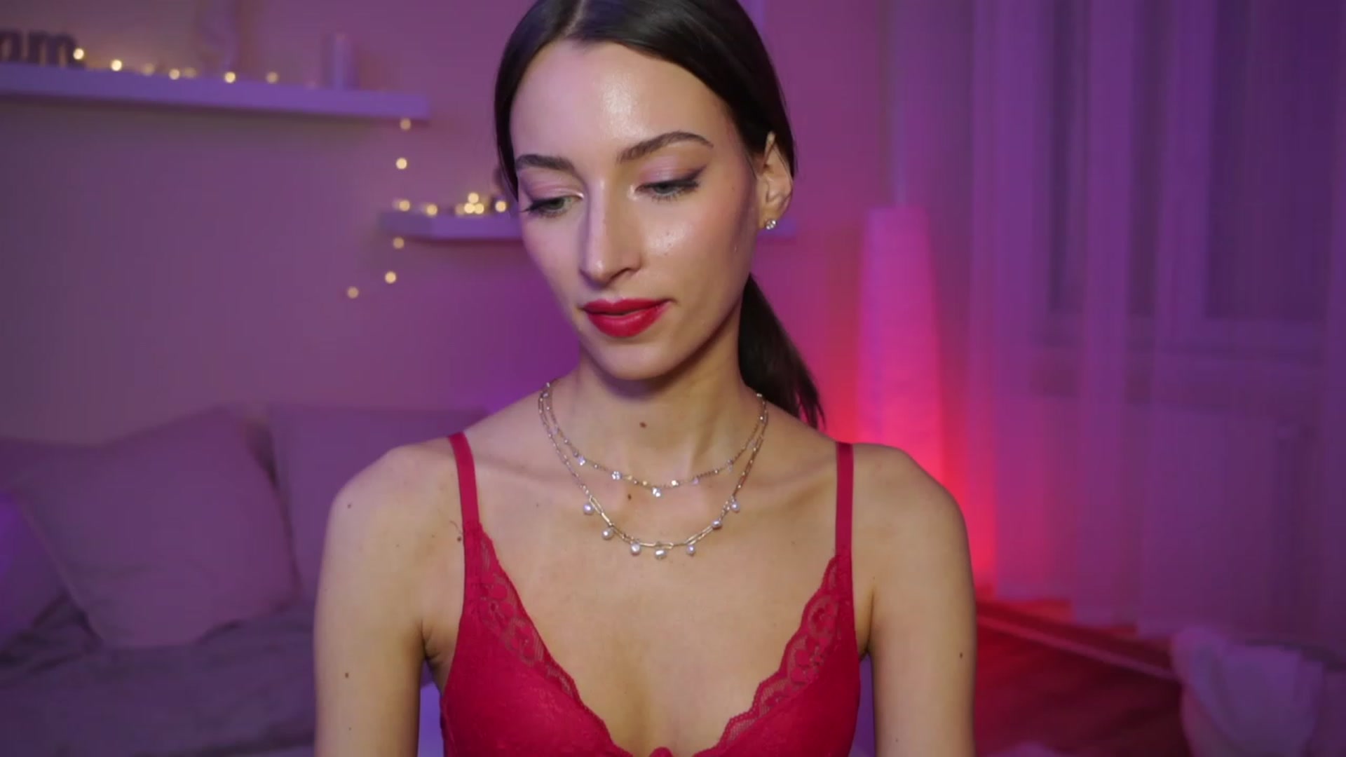 Gallery image thumbnail from Emily_grey69's myfreecams stream on, 01/12/2024, 18:36 image 18 of 20