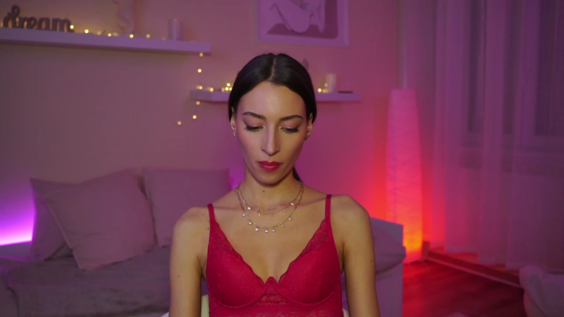 Gallery image thumbnail from Emily_grey69's myfreecams stream on, 01/12/2024, 18:36 image 1 of 20
