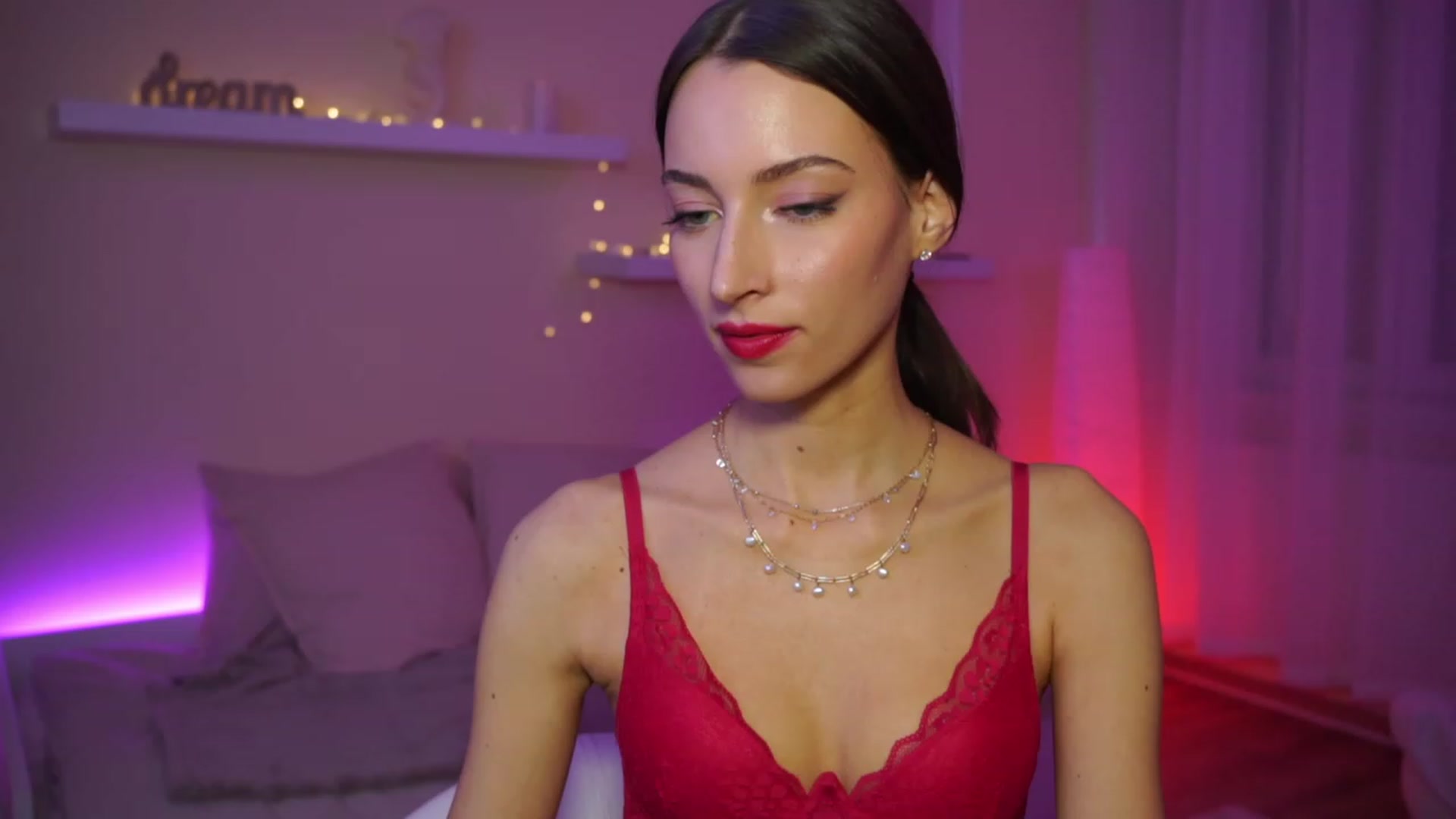 Gallery image thumbnail from Emily_grey69's myfreecams stream on, 01/12/2024, 18:36 image 12 of 20