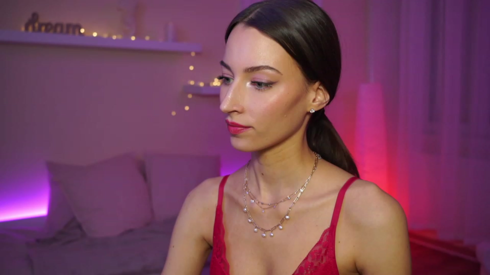 Gallery image thumbnail from Emily_grey69's myfreecams stream on, 01/12/2024, 18:36 image 6 of 20