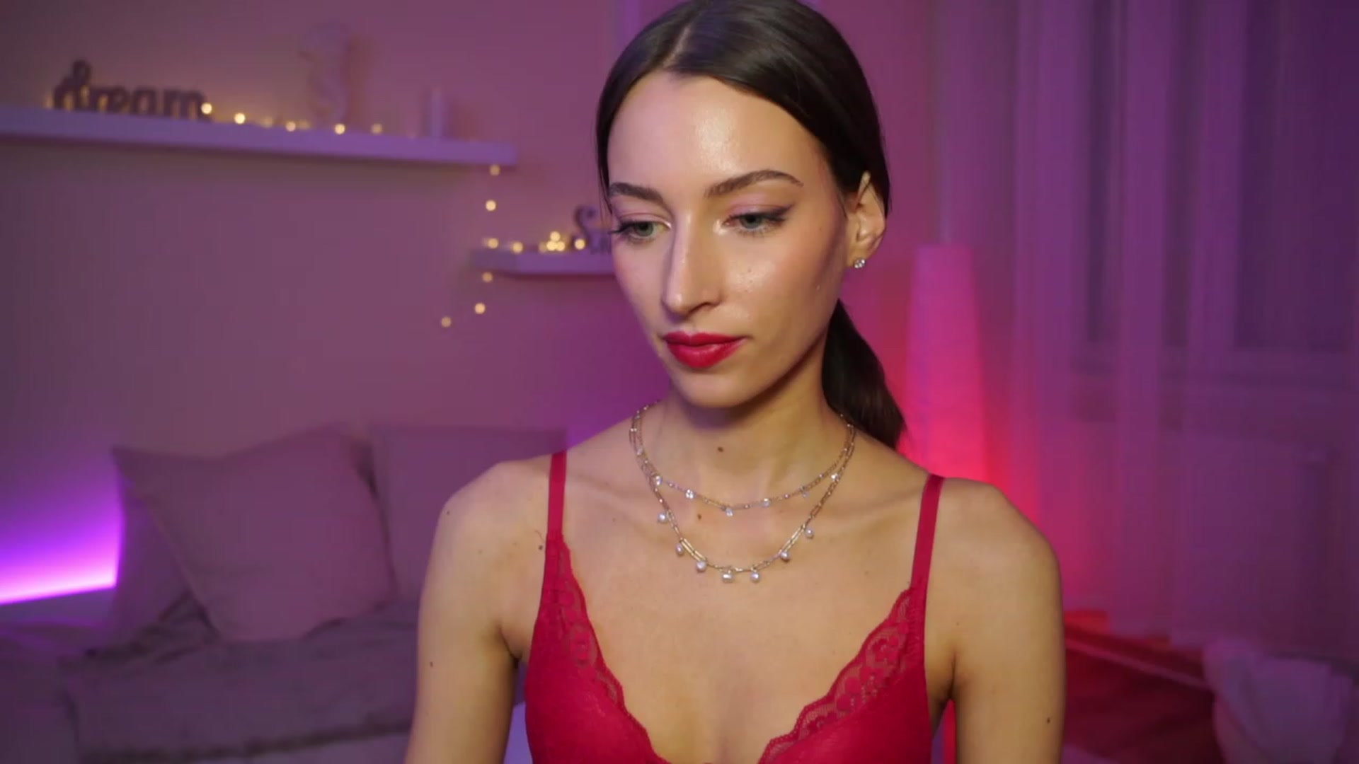 Gallery image thumbnail from Emily_grey69's myfreecams stream on, 01/12/2024, 18:36 image 17 of 20