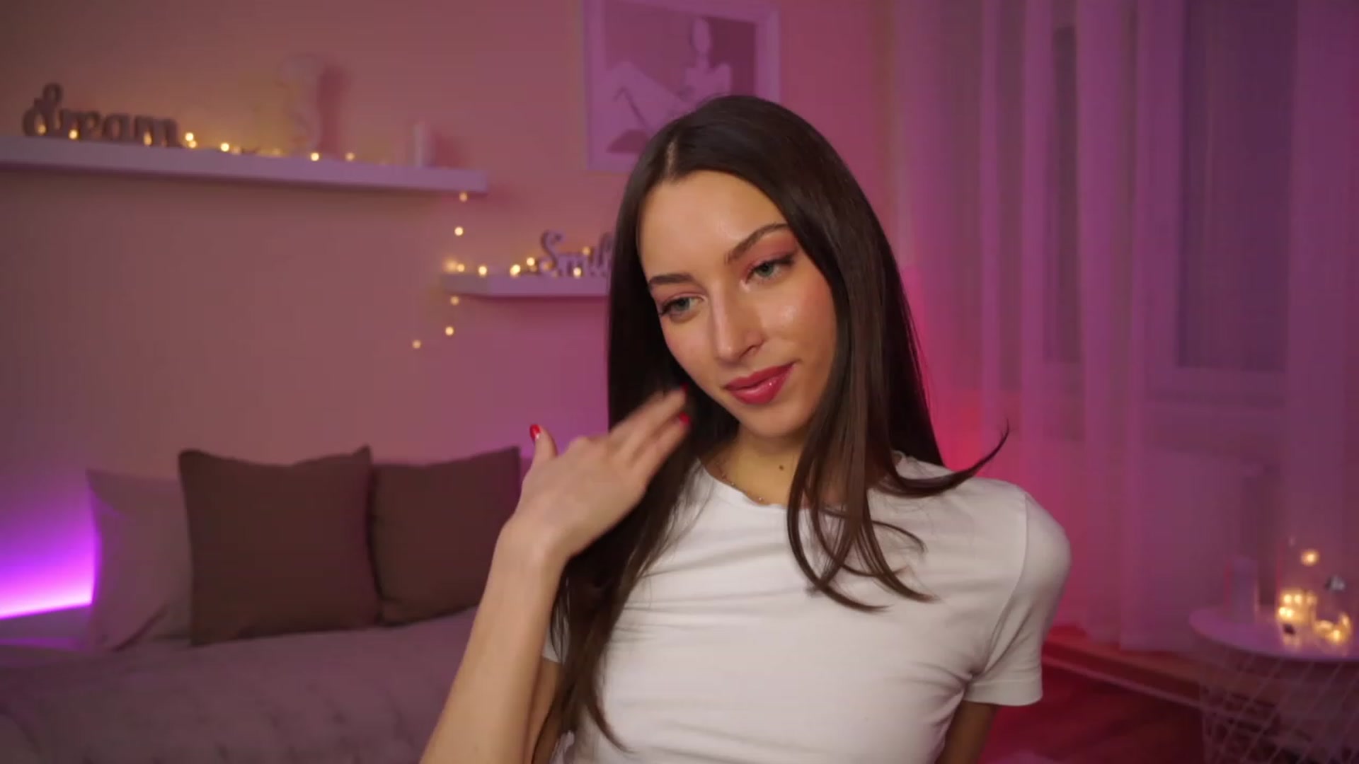 Gallery image thumbnail from Emily_grey69's myfreecams stream on, 01/17/2024, 17:35 image 3 of 20