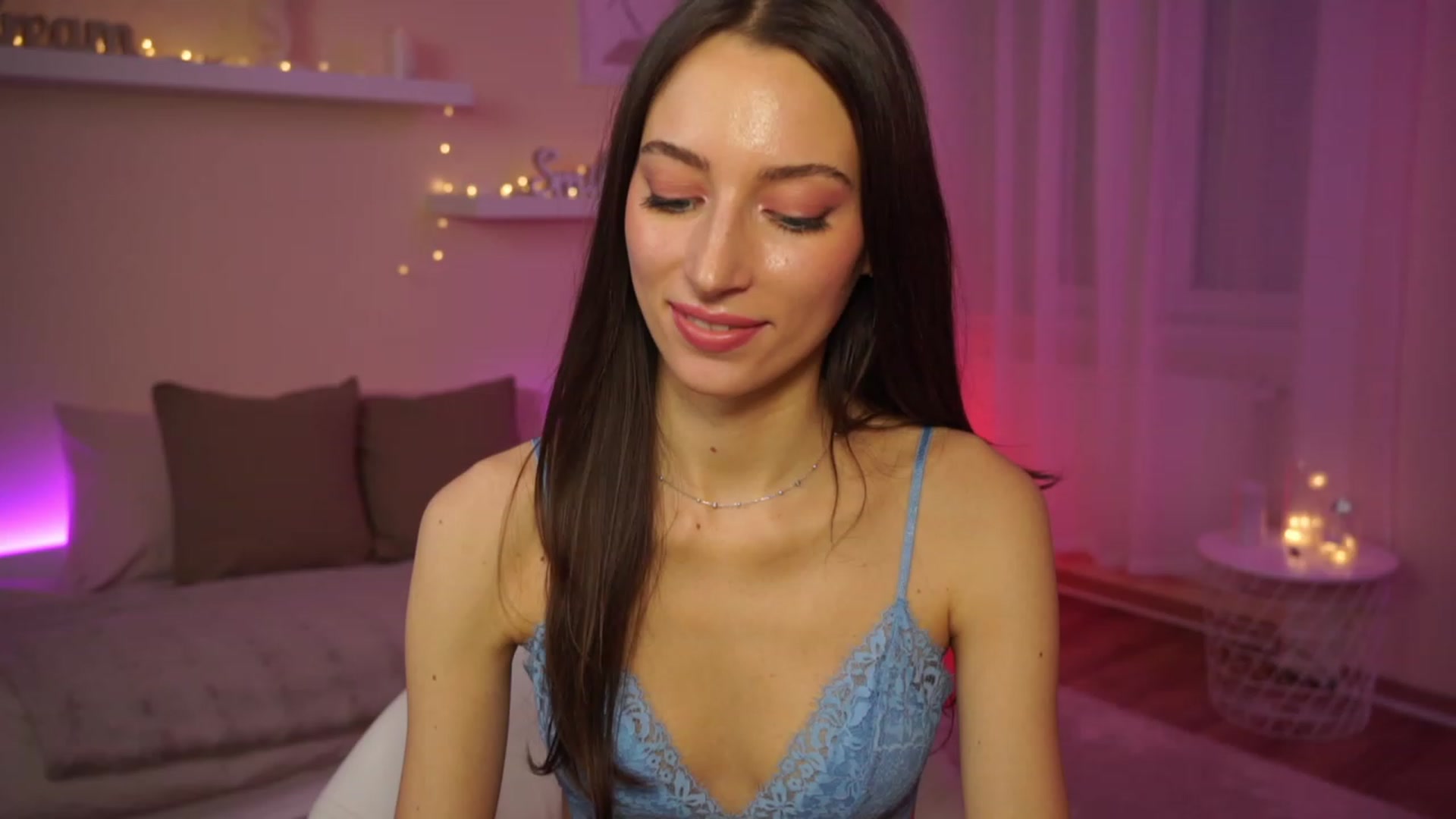 Gallery image thumbnail from Emily_grey69's myfreecams stream on, 01/17/2024, 20:00 image 15 of 20
