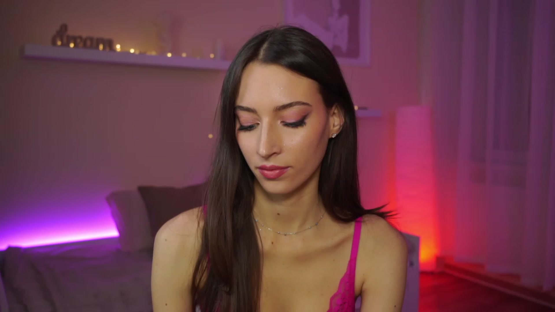 Gallery image thumbnail from Emily_grey69's myfreecams stream on, 01/19/2024, 16:42 image 18 of 20