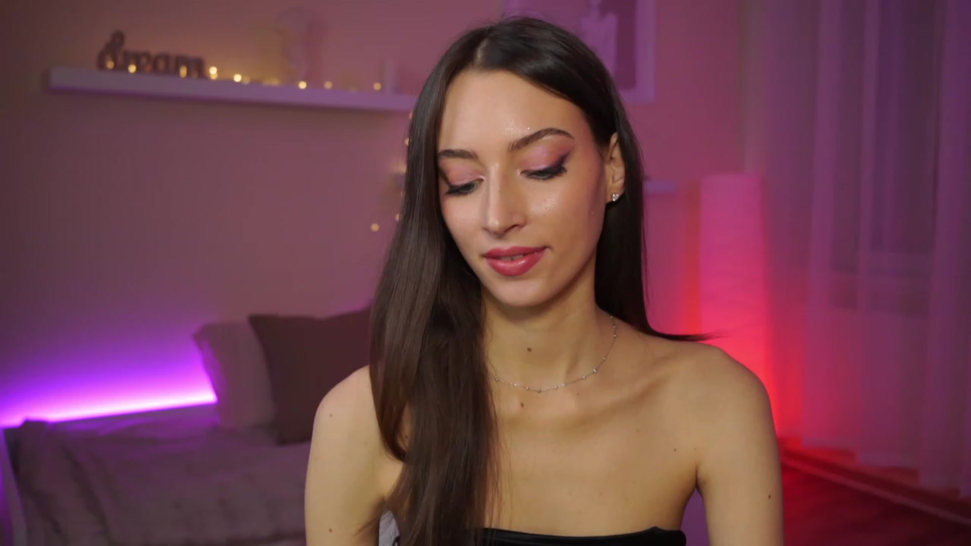 Gallery image thumbnail from Emily_grey69's myfreecams stream on, 01/19/2024, 16:42 image 7 of 20