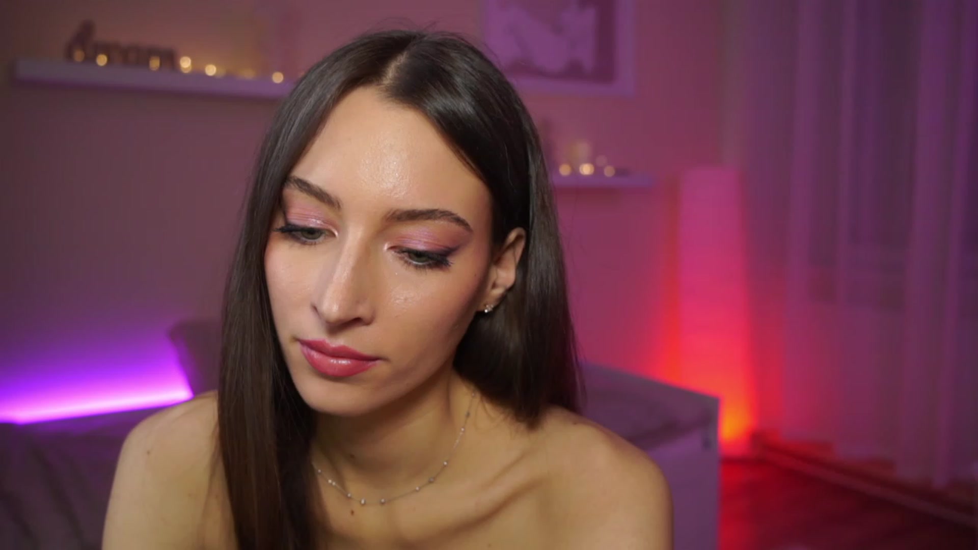 Gallery image thumbnail from Emily_grey69's myfreecams stream on, 01/19/2024, 16:42 image 13 of 20