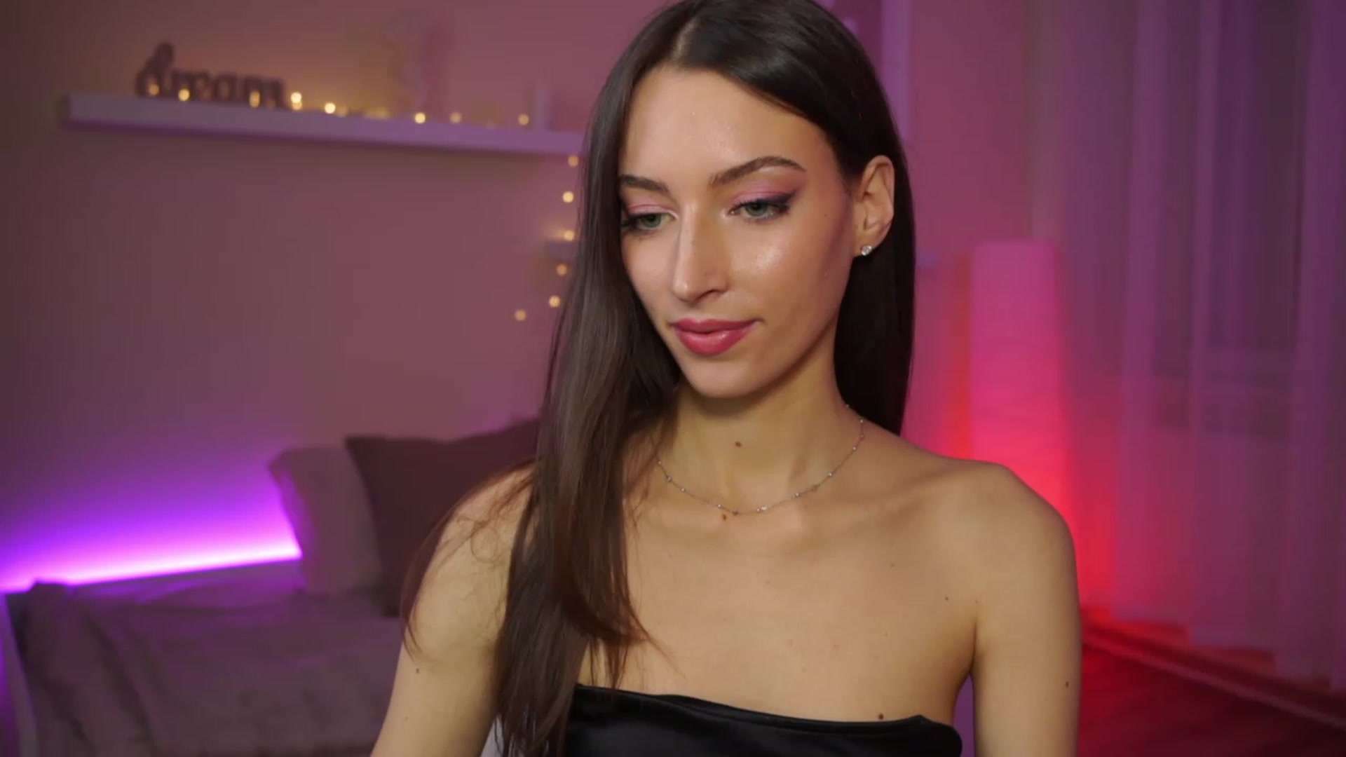 Gallery image thumbnail from Emily_grey69's myfreecams stream on, 01/19/2024, 16:42 image 8 of 20
