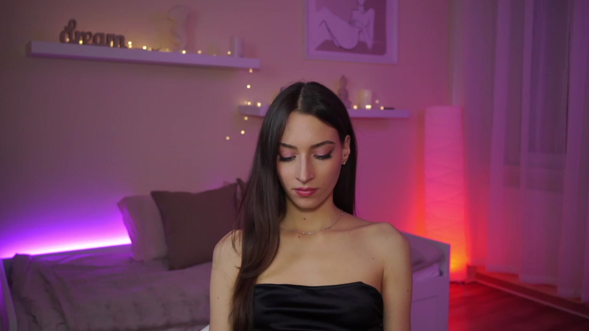 Gallery image thumbnail from Emily_grey69's myfreecams stream on, 01/19/2024, 16:42 image 10 of 20