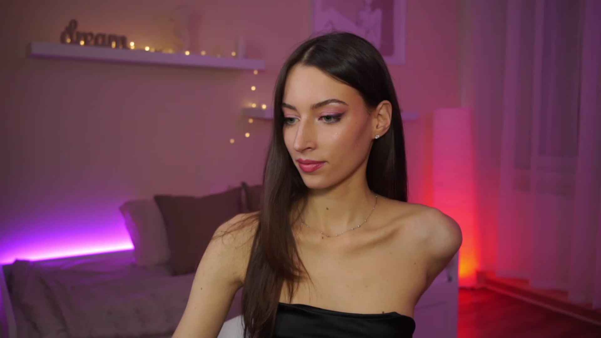 Gallery image thumbnail from Emily_grey69's myfreecams stream on, 01/19/2024, 16:42 image 9 of 20