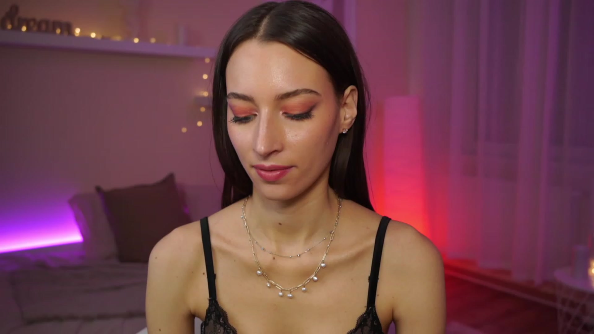 Gallery image thumbnail from Emily_grey69's myfreecams stream on, 01/20/2024, 17:37 image 4 of 20