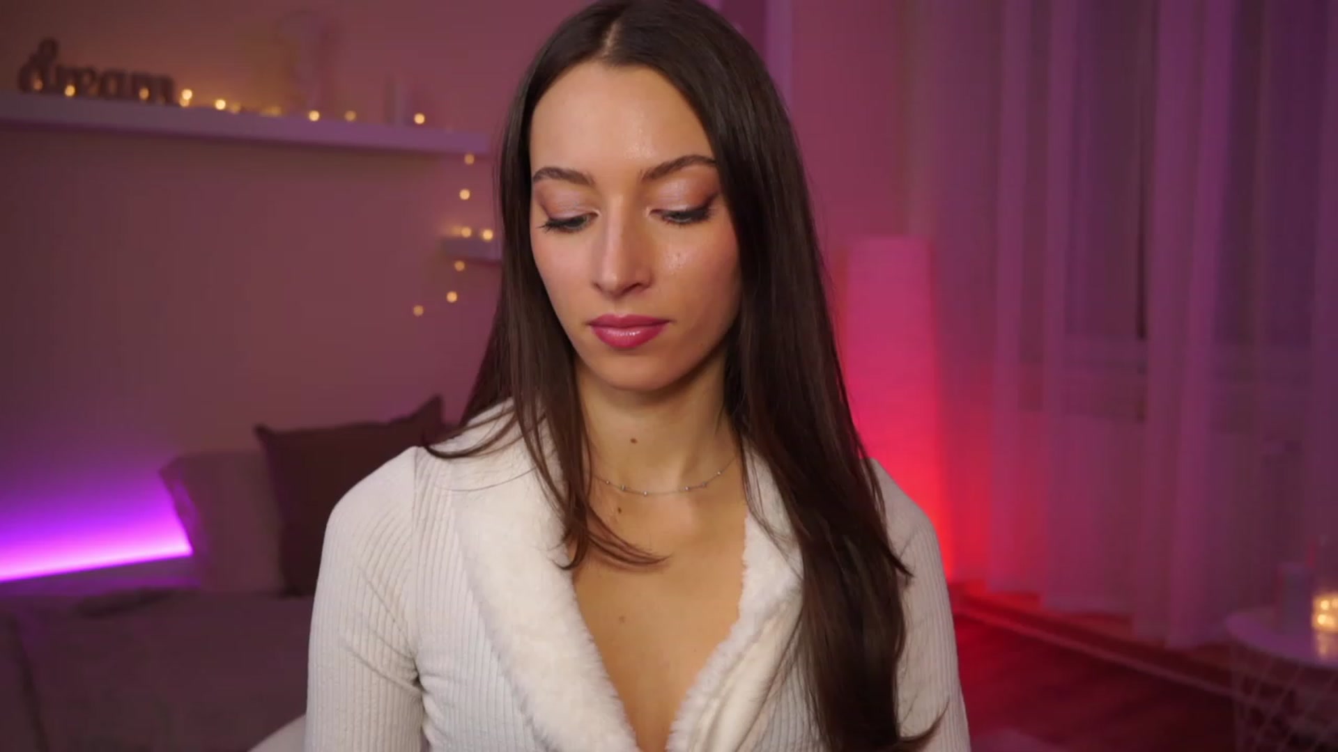 Gallery image thumbnail from Emily_grey69's myfreecams stream on, 01/23/2024, 17:49 image 4 of 20