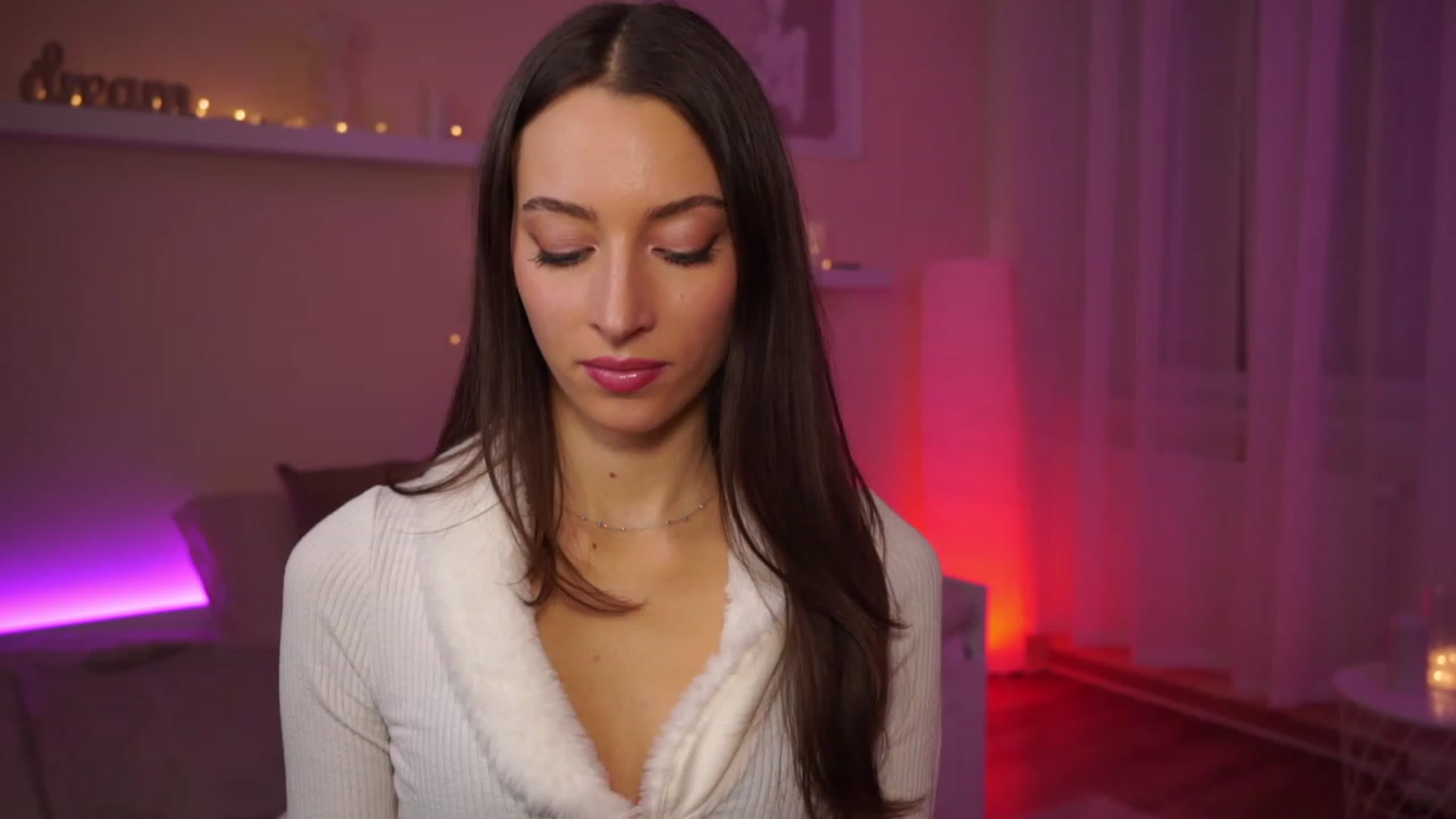 Gallery image thumbnail from Emily_grey69's myfreecams stream on, 01/23/2024, 17:49 image 5 of 20