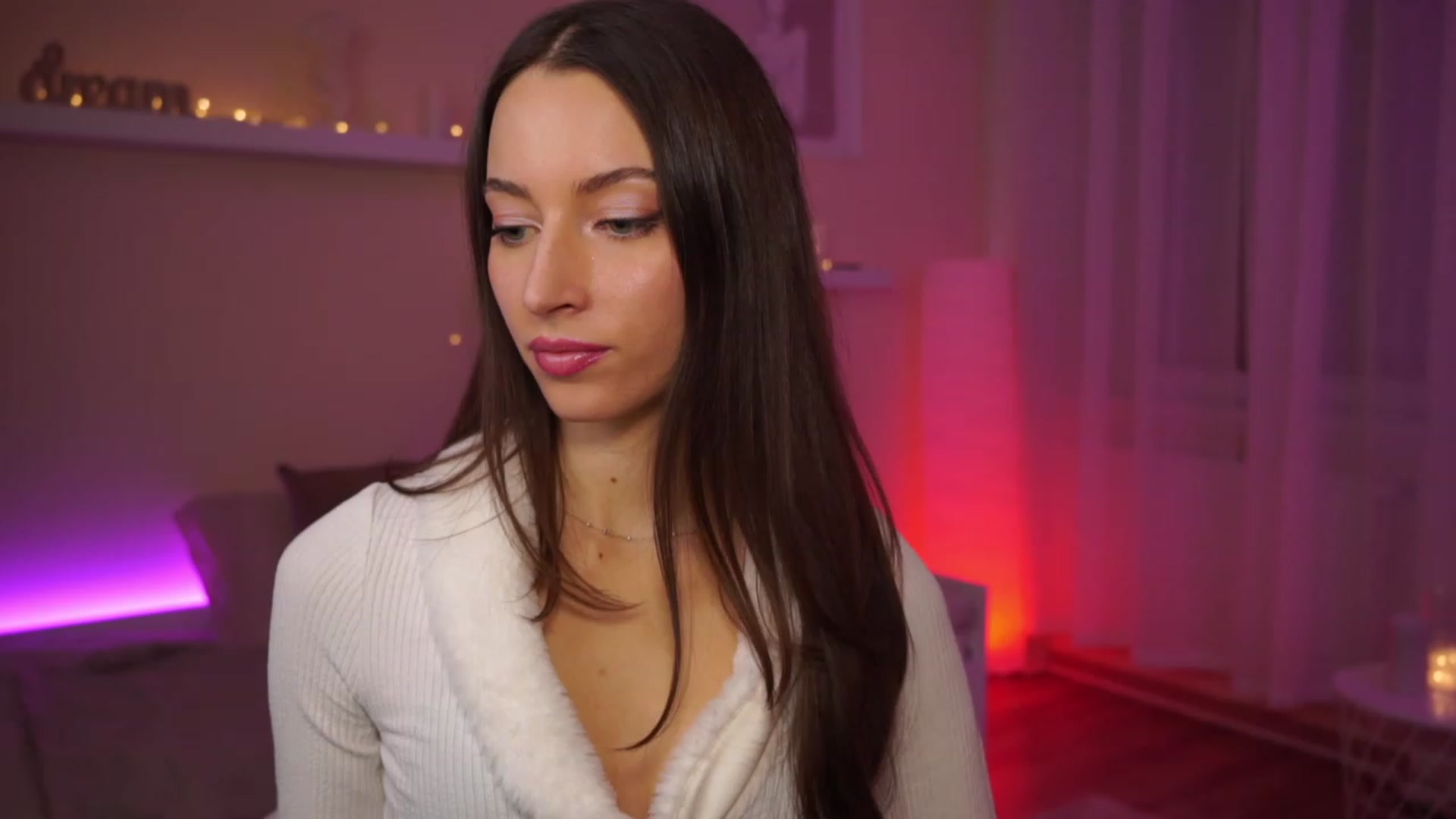 Gallery image thumbnail from Emily_grey69's myfreecams stream on, 01/23/2024, 17:49 image 6 of 20