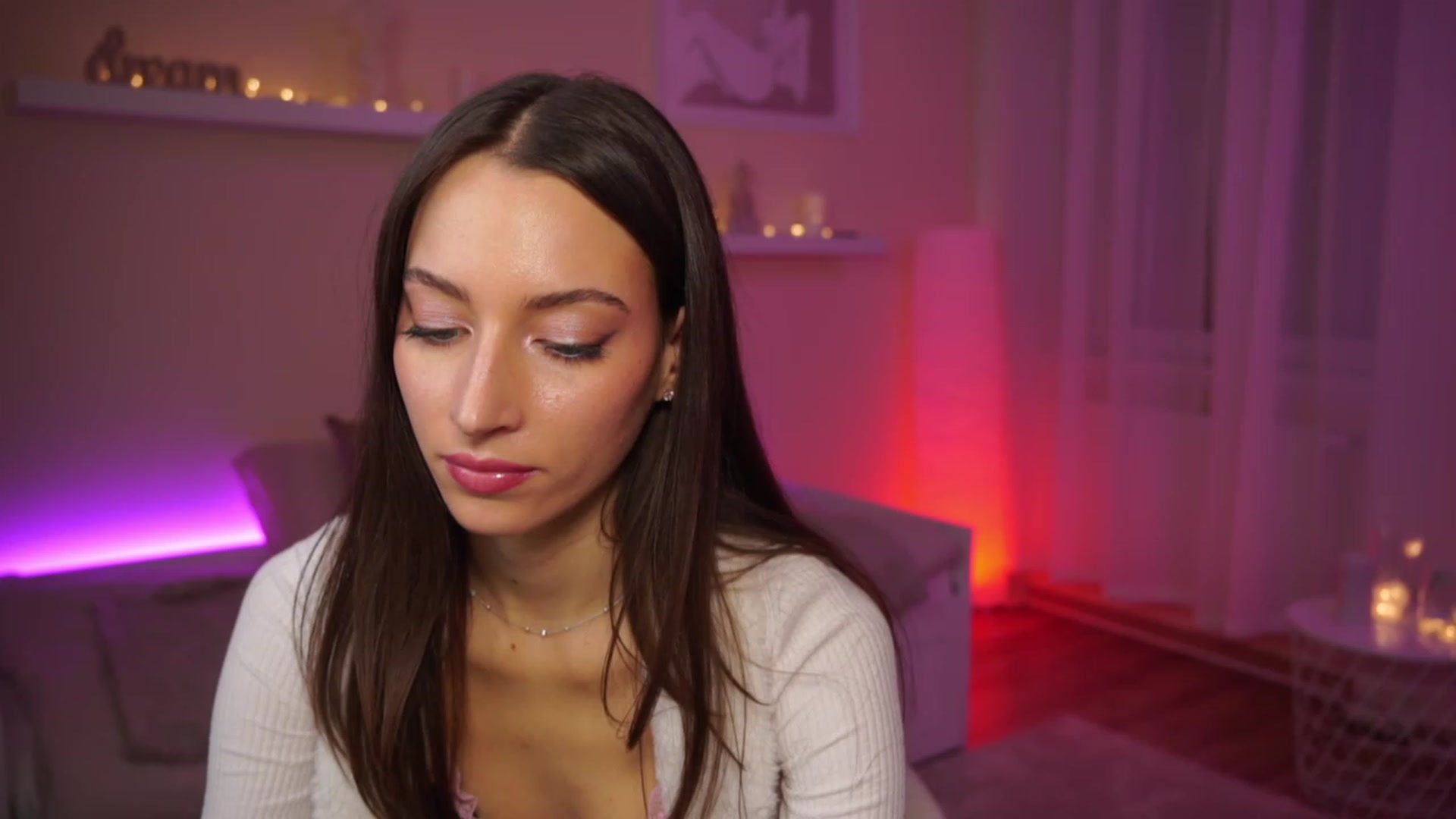 Gallery image thumbnail from Emily_grey69's myfreecams stream on, 01/23/2024, 19:34 image 10 of 20