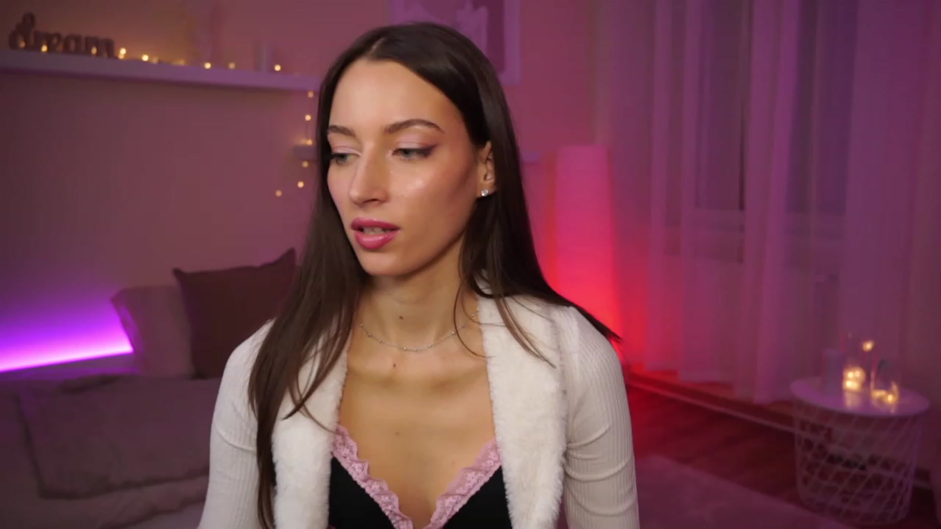 Gallery image thumbnail from Emily_grey69's myfreecams stream on, 01/23/2024, 19:34 image 5 of 20