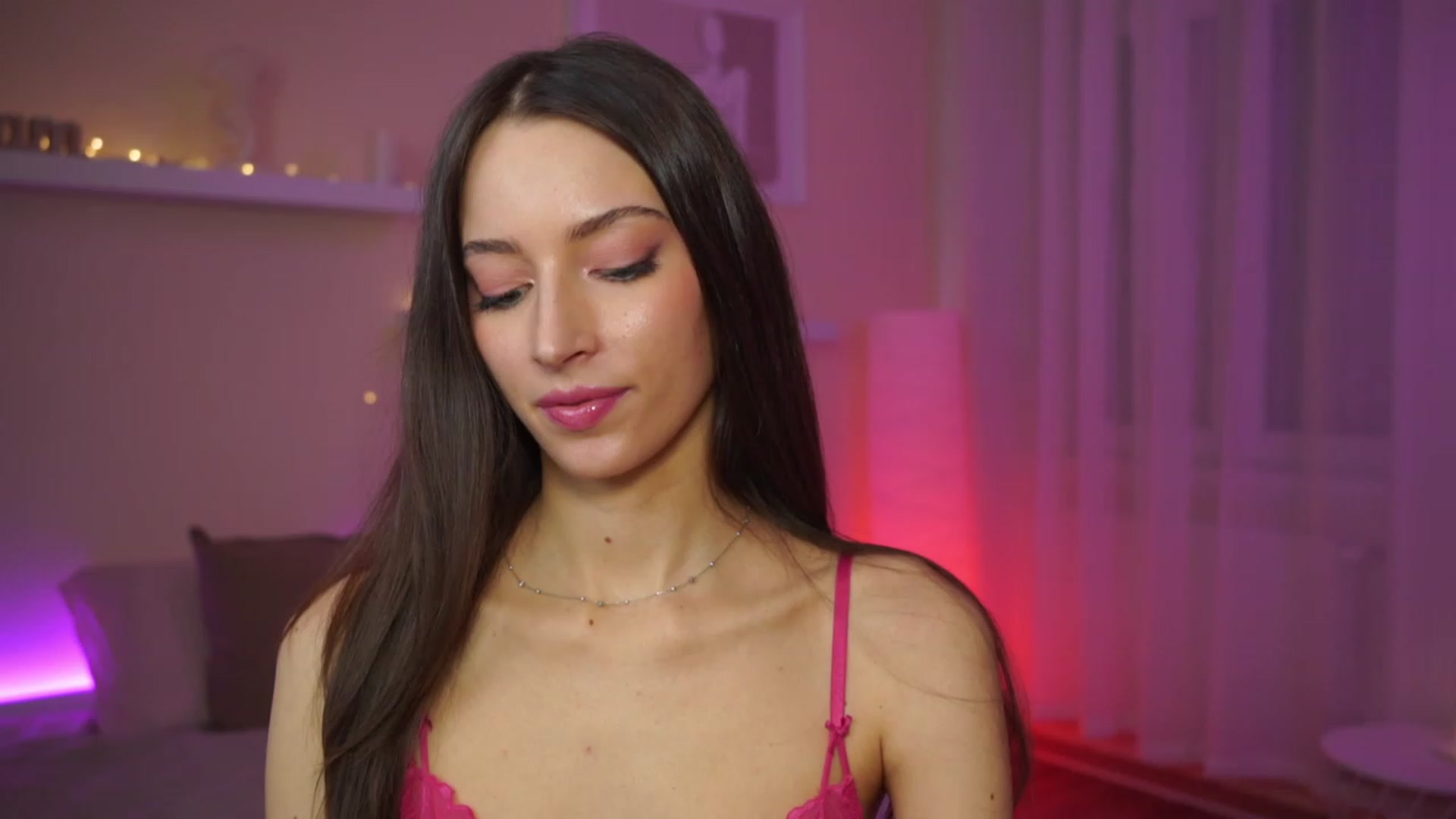 Gallery image thumbnail from Emily_grey69's myfreecams stream on, 01/25/2024, 14:47 image 9 of 20