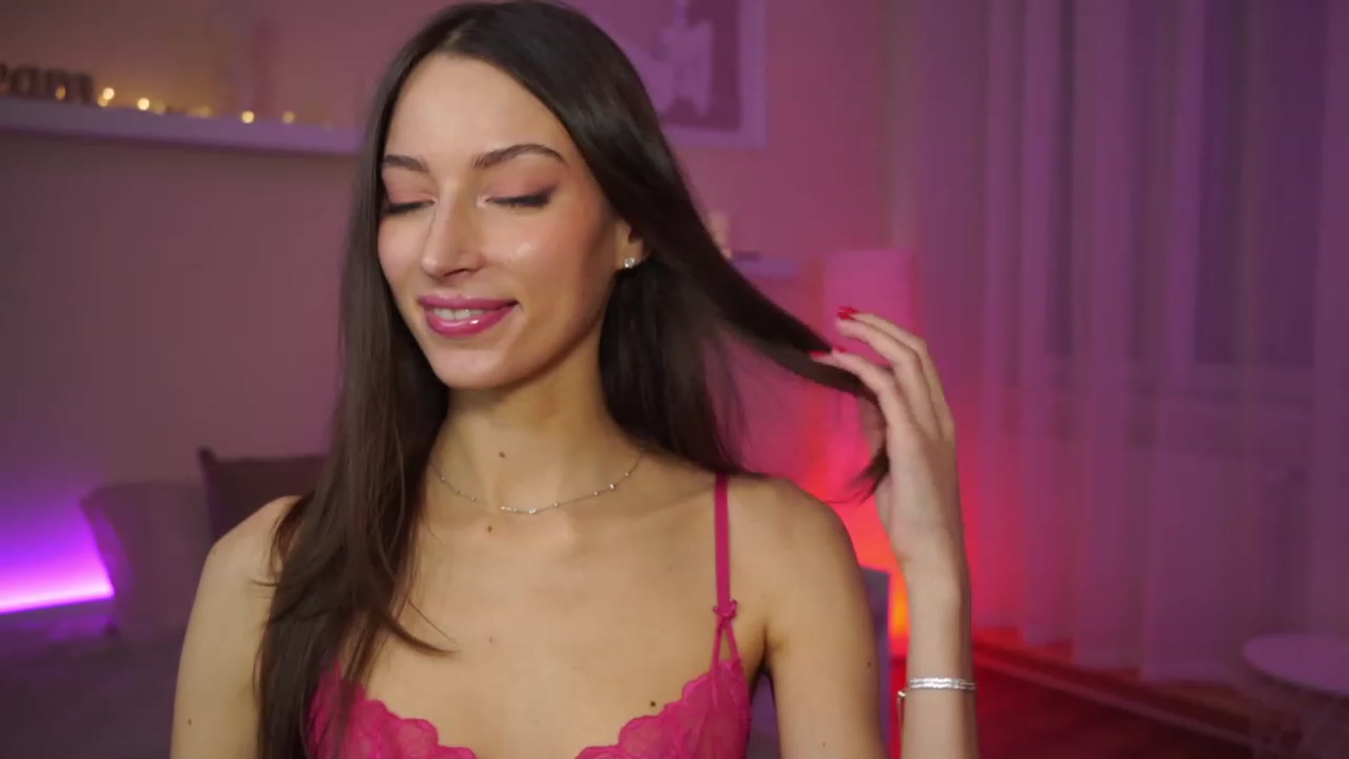 Gallery image thumbnail from Emily_grey69's myfreecams stream on, 01/25/2024, 14:47 image 5 of 20