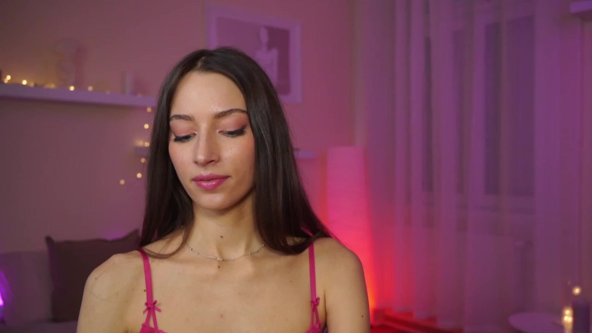 Gallery image thumbnail from Emily_grey69's myfreecams stream on, 01/25/2024, 14:47 image 16 of 20