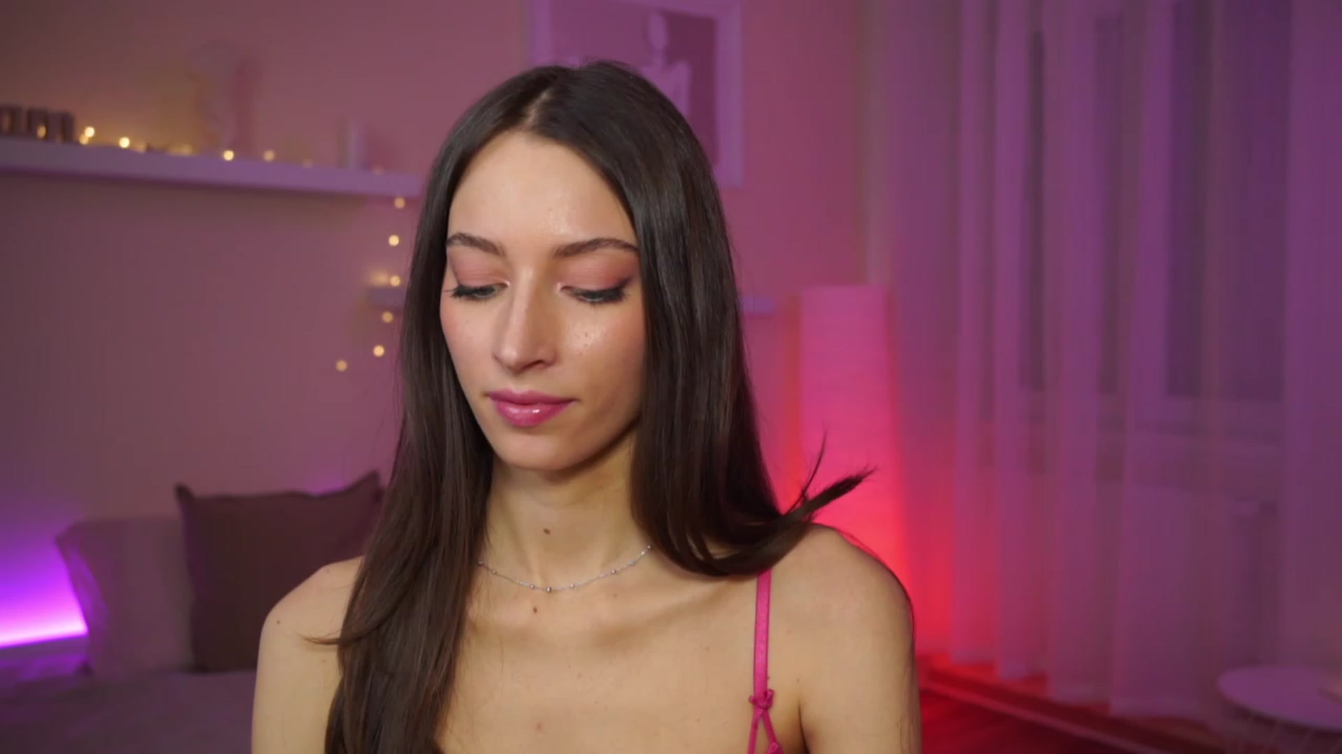 Gallery image thumbnail from Emily_grey69's myfreecams stream on, 01/25/2024, 14:47 image 13 of 20