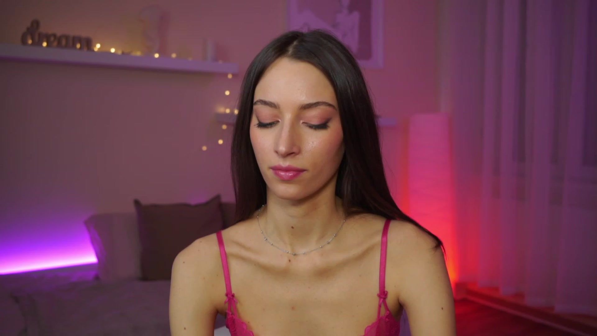 Gallery image thumbnail from Emily_grey69's myfreecams stream on, 01/25/2024, 16:15 image 8 of 20