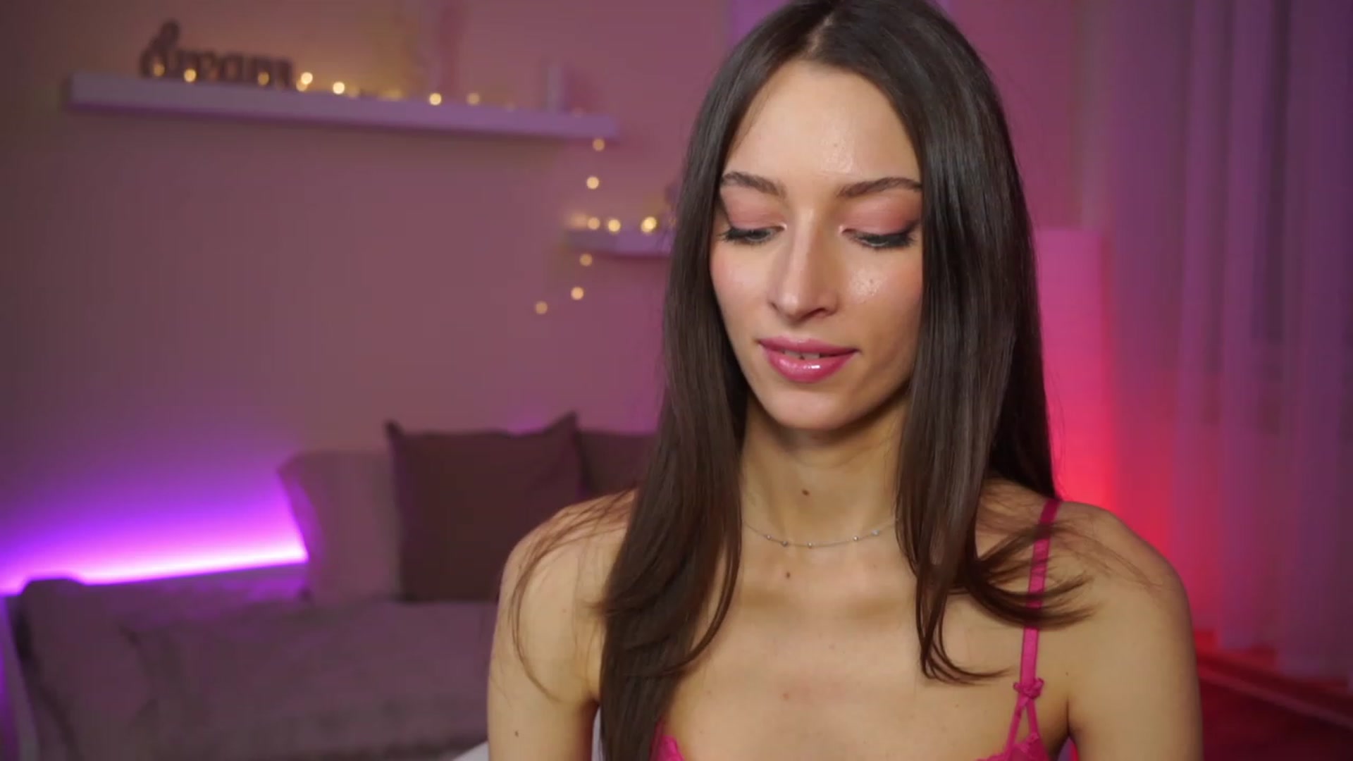 Gallery image thumbnail from Emily_grey69's myfreecams stream on, 01/25/2024, 16:15 image 14 of 20