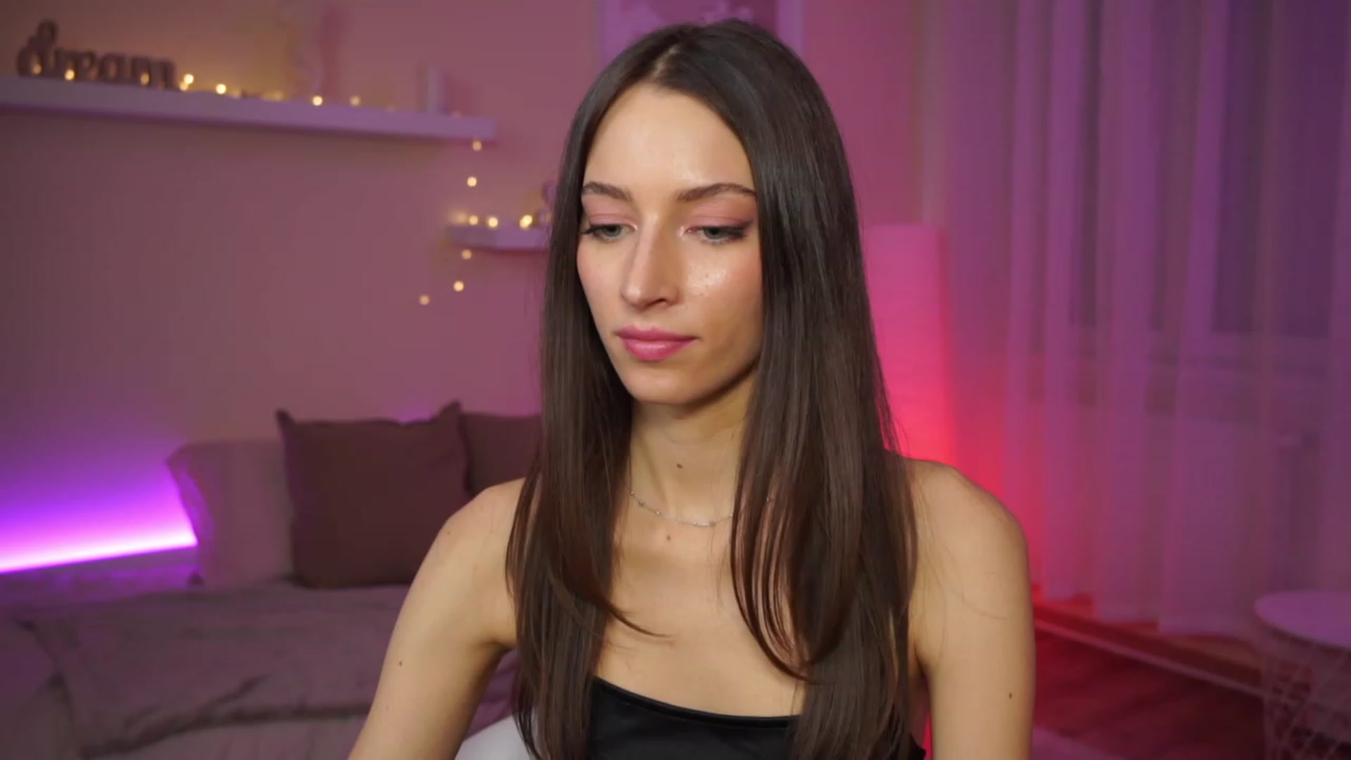 Gallery image thumbnail from Emily_grey69's myfreecams stream on, 01/25/2024, 17:54 image 20 of 20