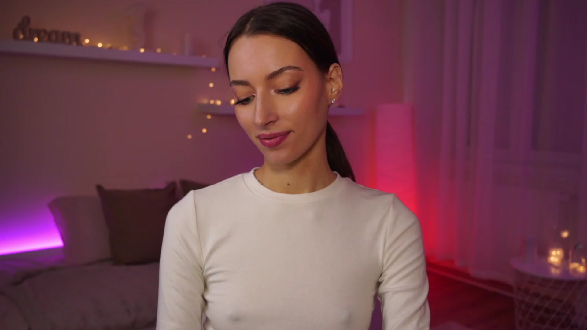 Gallery image thumbnail from Emily_grey69's myfreecams stream on, 01/27/2024, 14:43 image 2 of 20