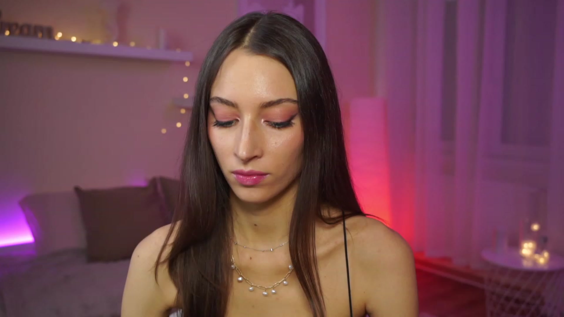 Gallery image thumbnail from Emily_grey69's myfreecams stream on, 01/28/2024, 14:07 image 7 of 20
