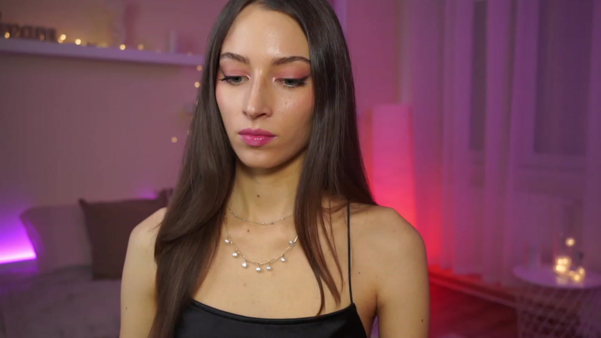 Gallery image thumbnail from Emily_grey69's myfreecams stream on, 01/28/2024, 14:07 image 10 of 20