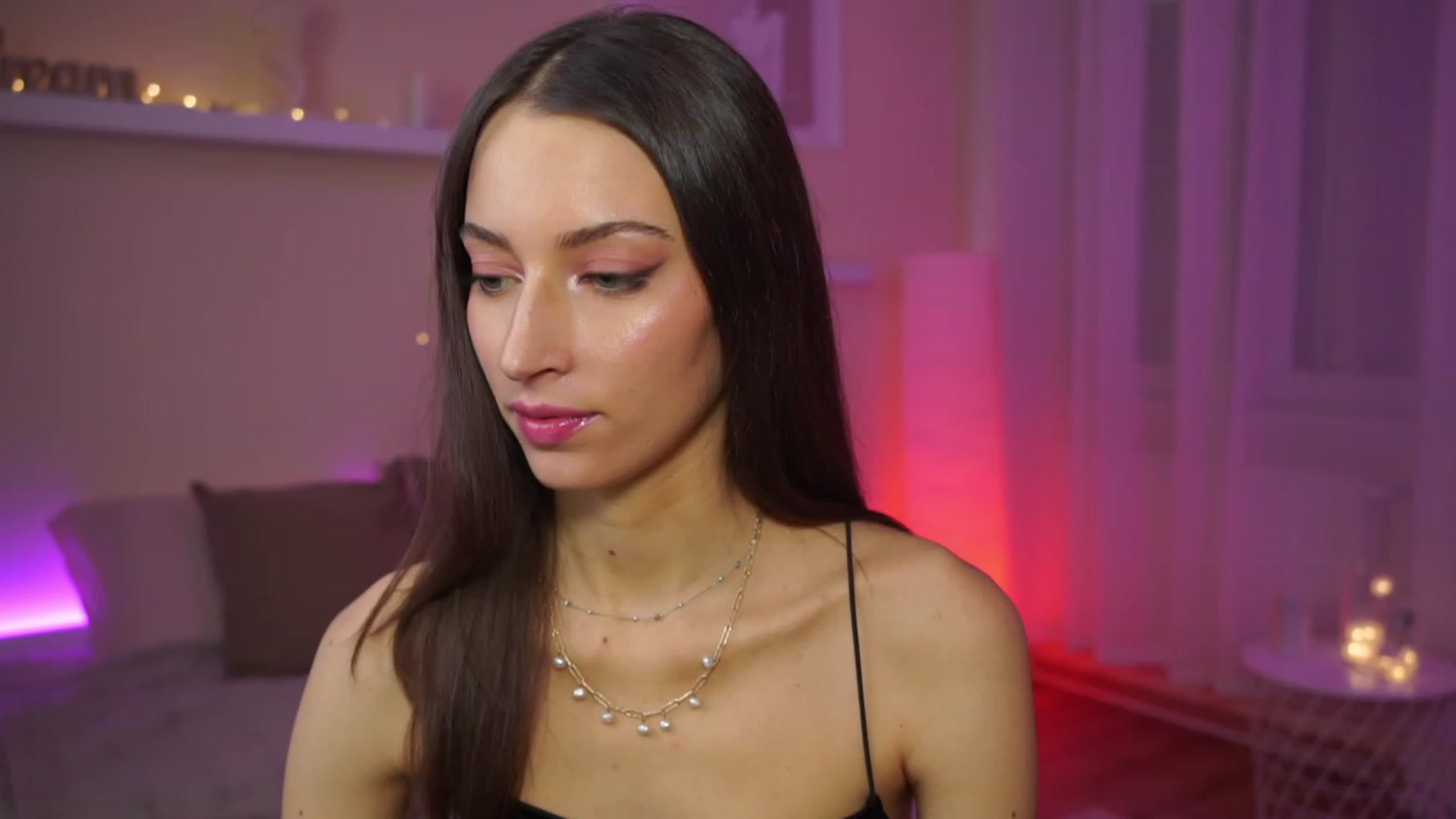 Gallery image thumbnail from Emily_grey69's myfreecams stream on, 01/28/2024, 14:07 image 6 of 20