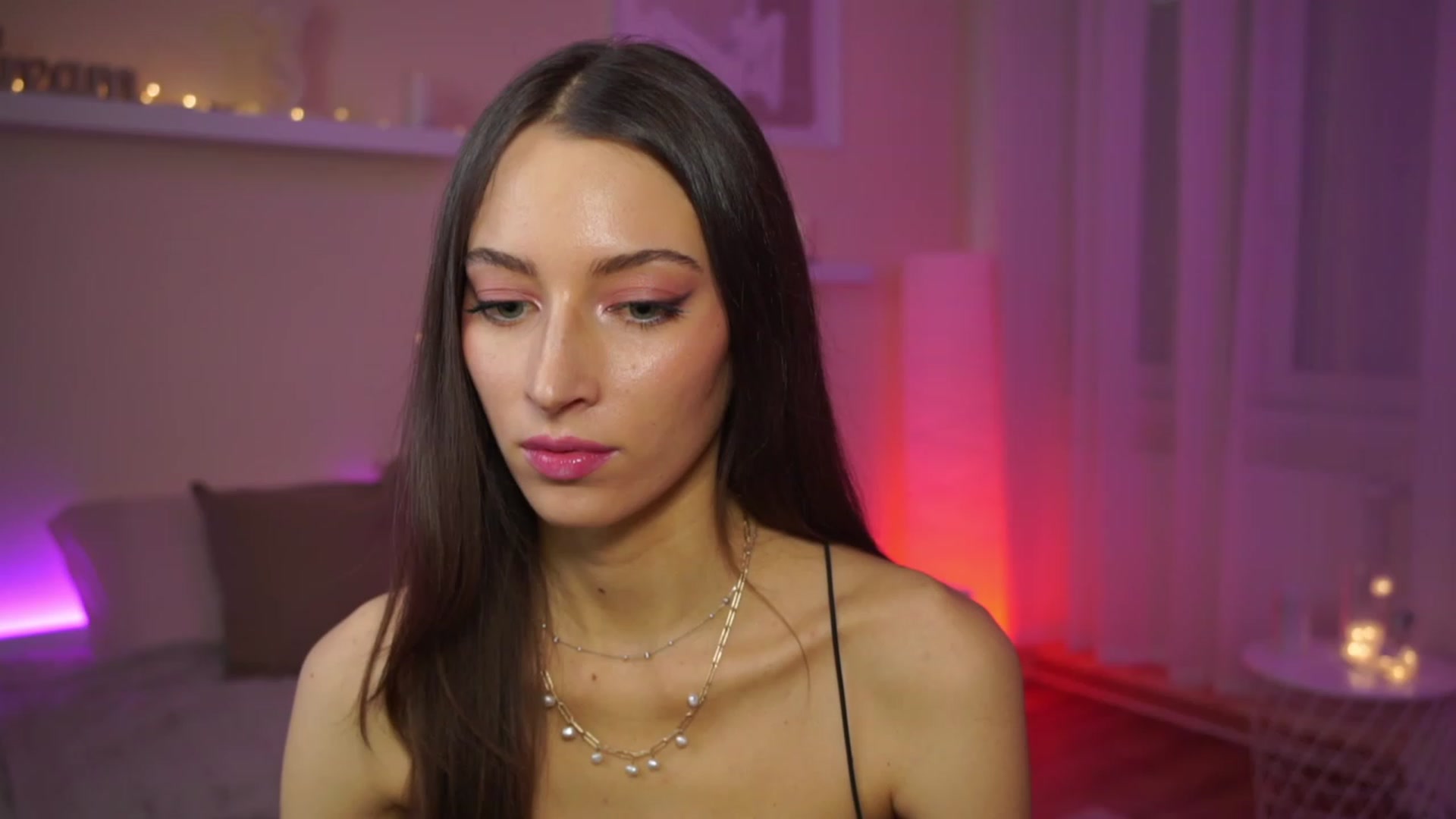 Gallery image thumbnail from Emily_grey69's myfreecams stream on, 01/28/2024, 14:07 image 8 of 20
