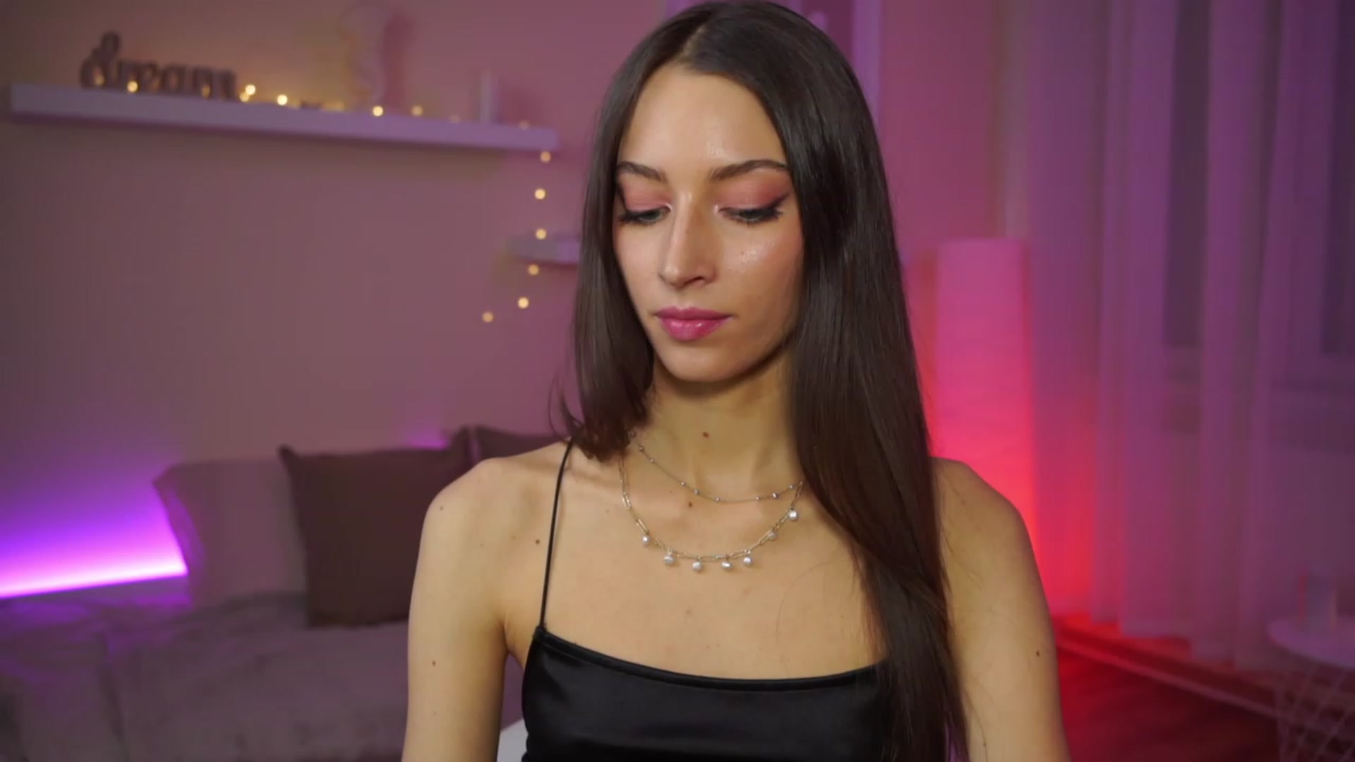 Gallery image thumbnail from Emily_grey69's myfreecams stream on, 01/28/2024, 15:54 image 1 of 20
