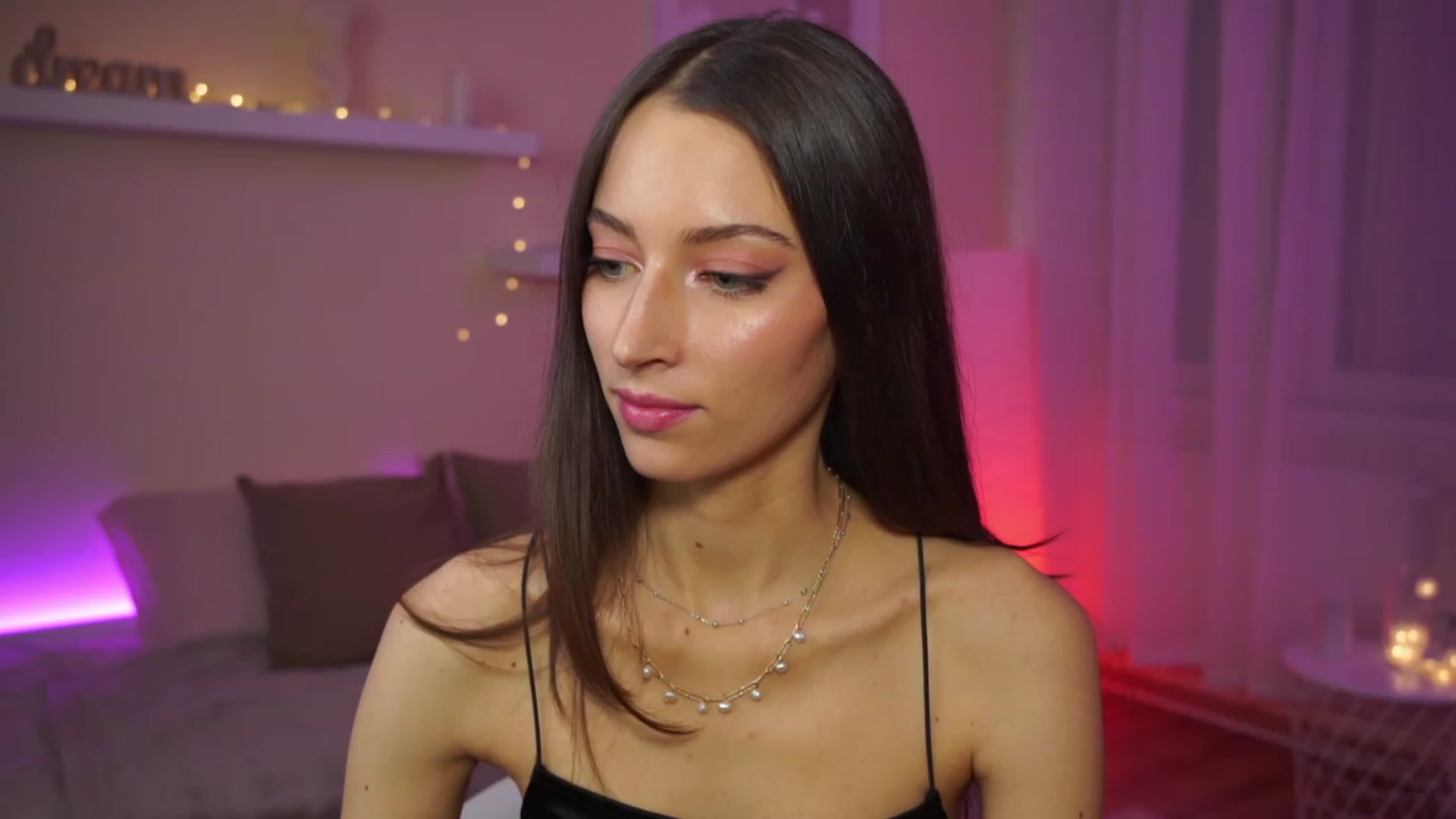 Gallery image thumbnail from Emily_grey69's myfreecams stream on, 01/28/2024, 15:54 image 7 of 20