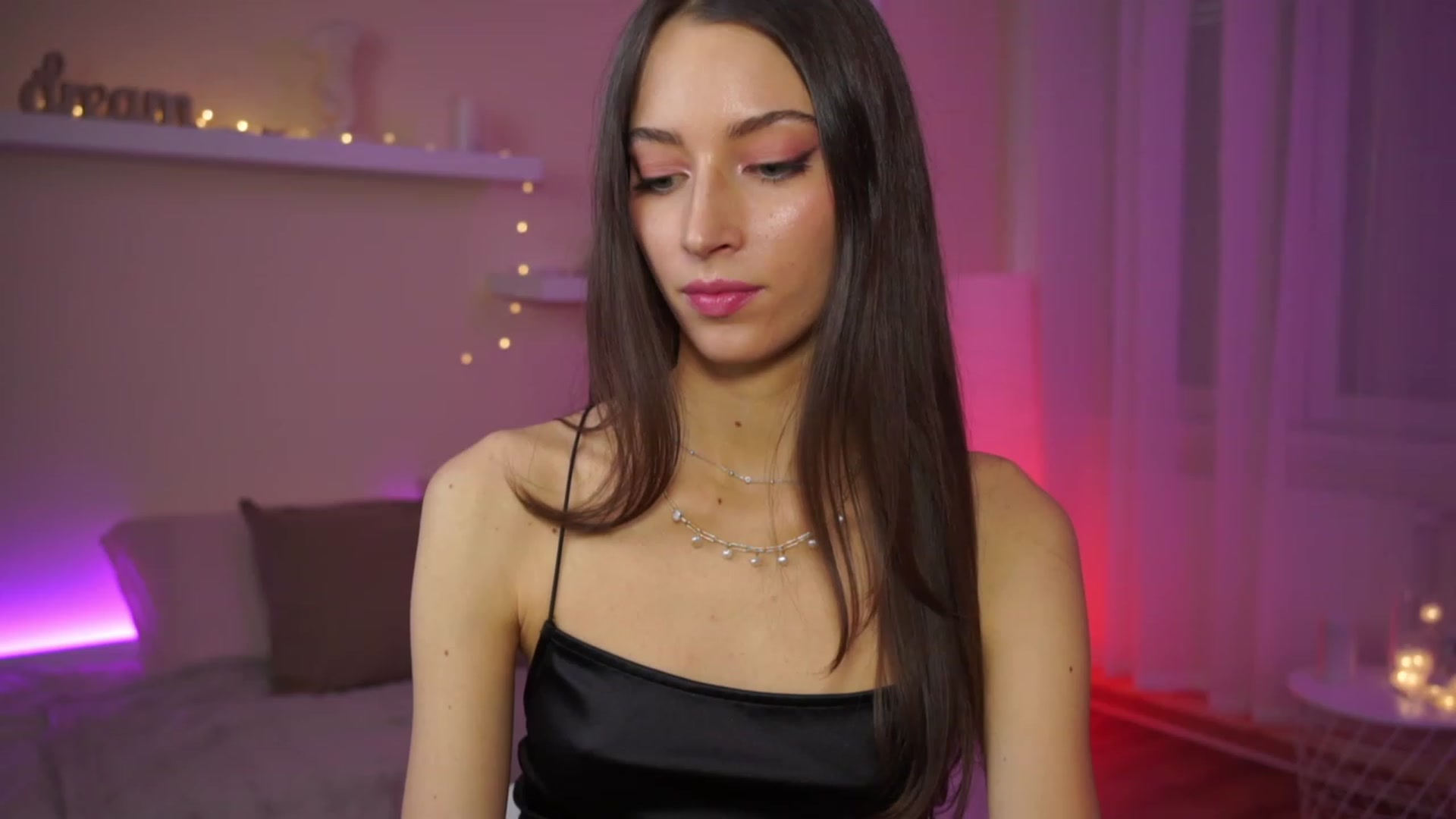 Gallery image thumbnail from Emily_grey69's myfreecams stream on, 01/28/2024, 15:54 image 3 of 20