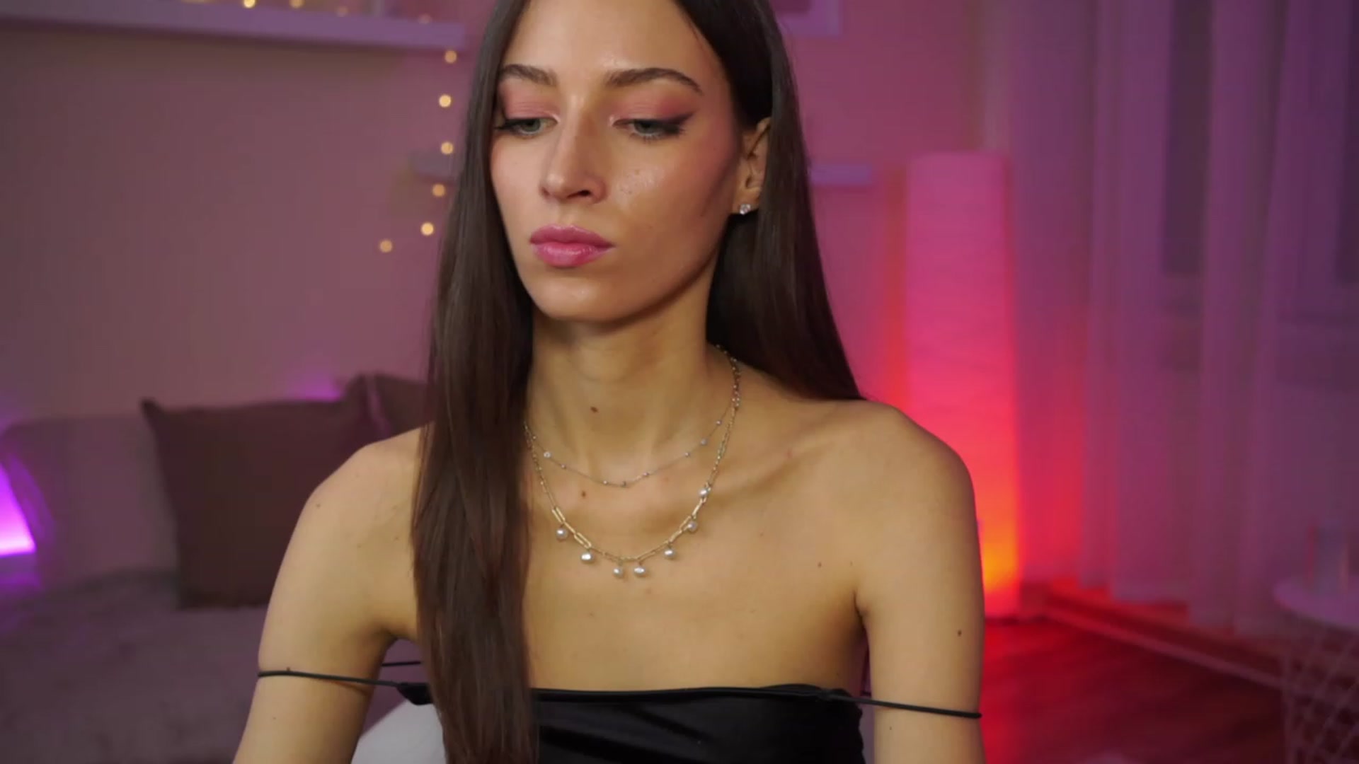 Gallery image thumbnail from Emily_grey69's myfreecams stream on, 01/28/2024, 15:54 image 10 of 20