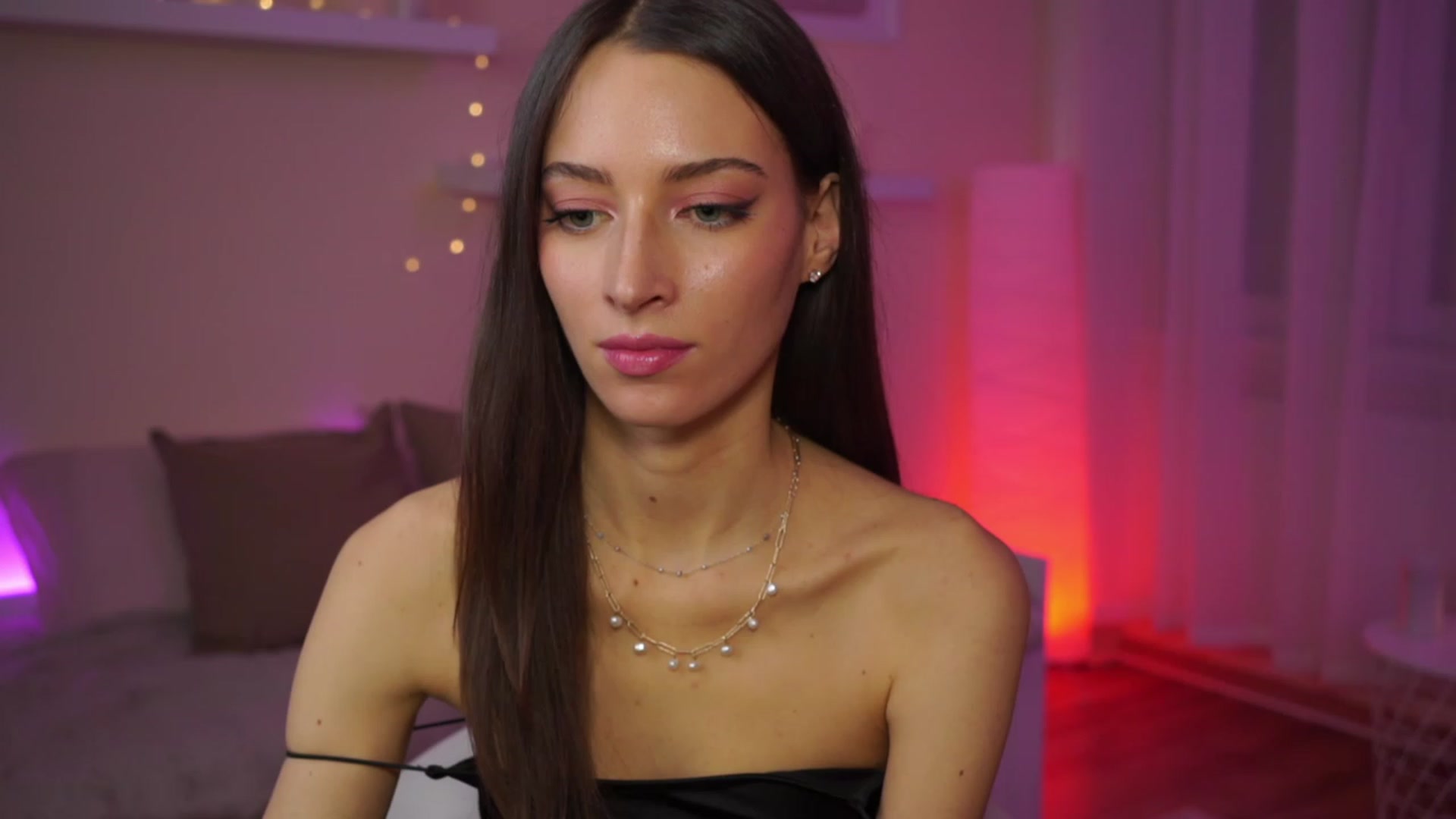 Gallery image thumbnail from Emily_grey69's myfreecams stream on, 01/28/2024, 15:54 image 9 of 20