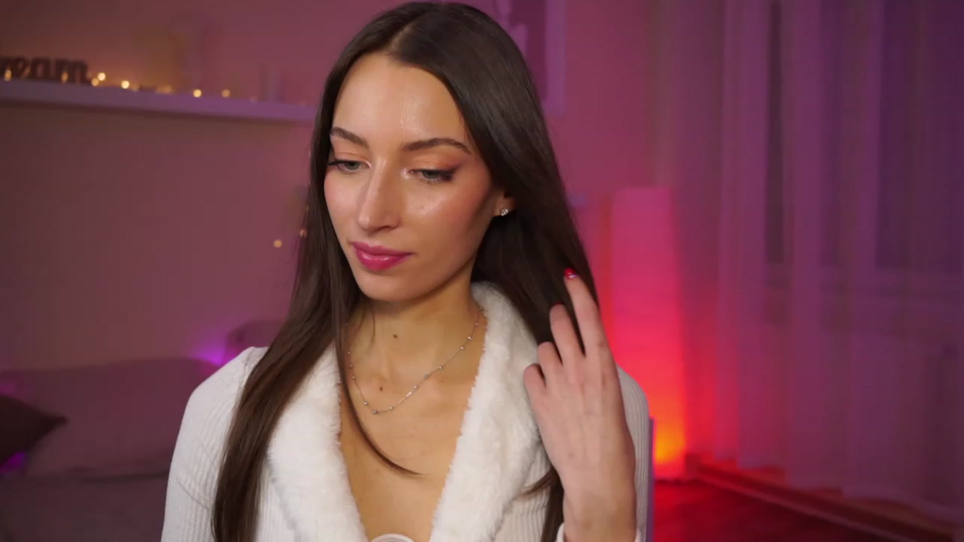 Gallery image thumbnail from Emily_grey69's myfreecams stream on, 01/29/2024, 17:30 image 15 of 20