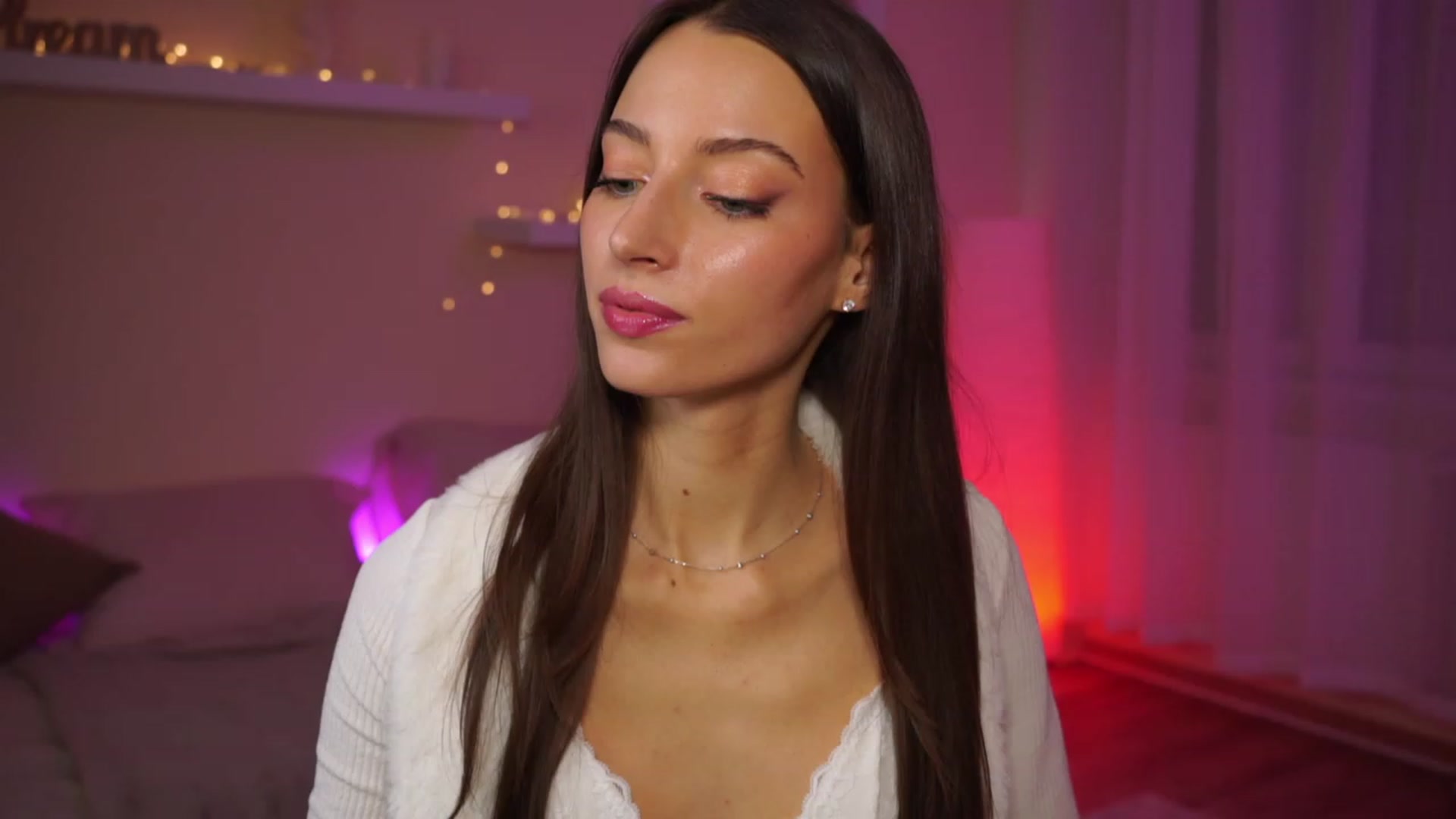 Gallery image thumbnail from Emily_grey69's myfreecams stream on, 01/29/2024, 18:41 image 20 of 20