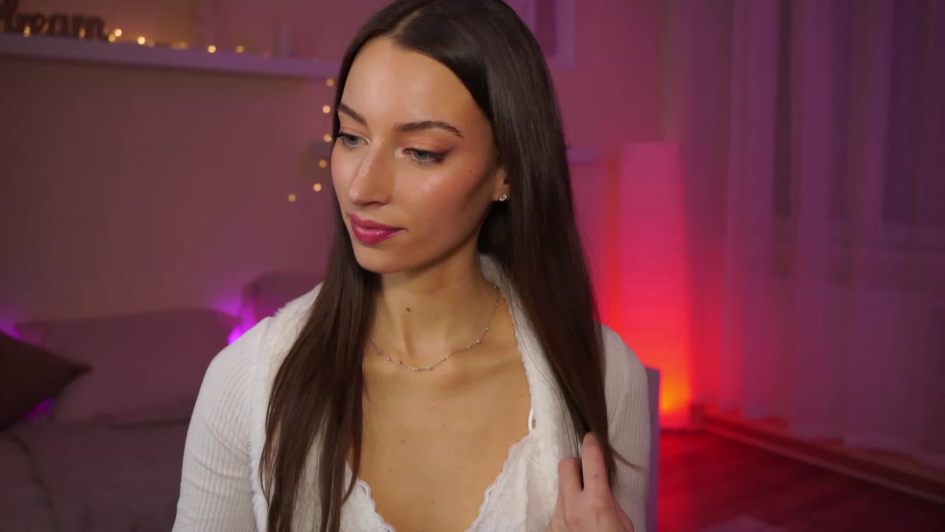 Gallery image thumbnail from Emily_grey69's myfreecams stream on, 01/29/2024, 18:41 image 18 of 20