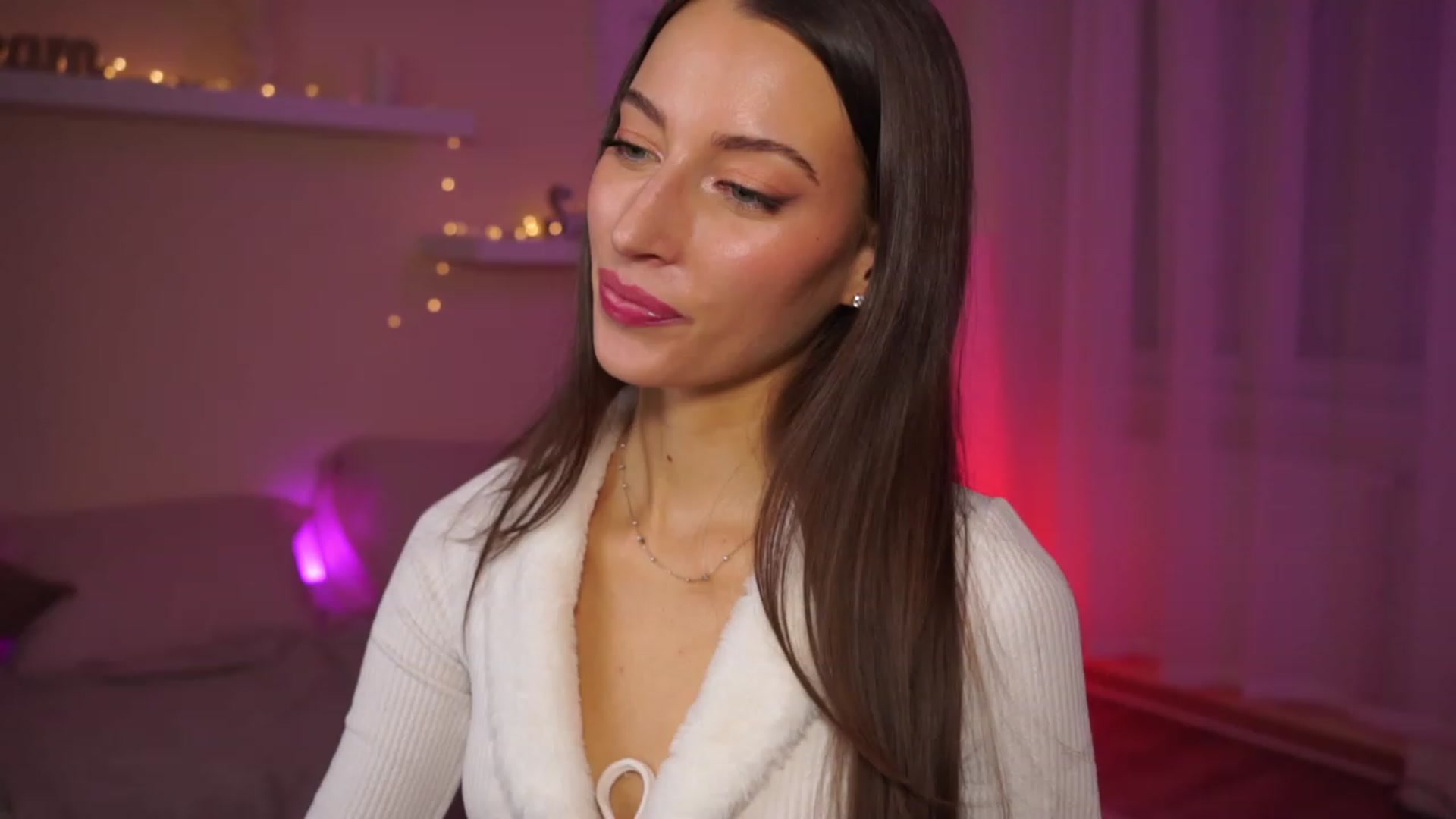 Gallery image thumbnail from Emily_grey69's myfreecams stream on, 01/29/2024, 18:41 image 9 of 20