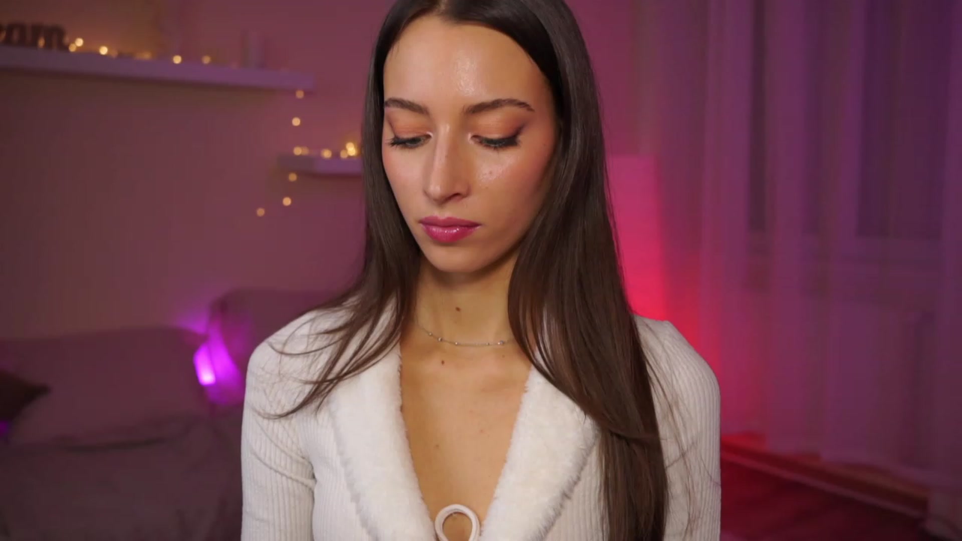 Gallery image thumbnail from Emily_grey69's myfreecams stream on, 01/29/2024, 18:41 image 8 of 20
