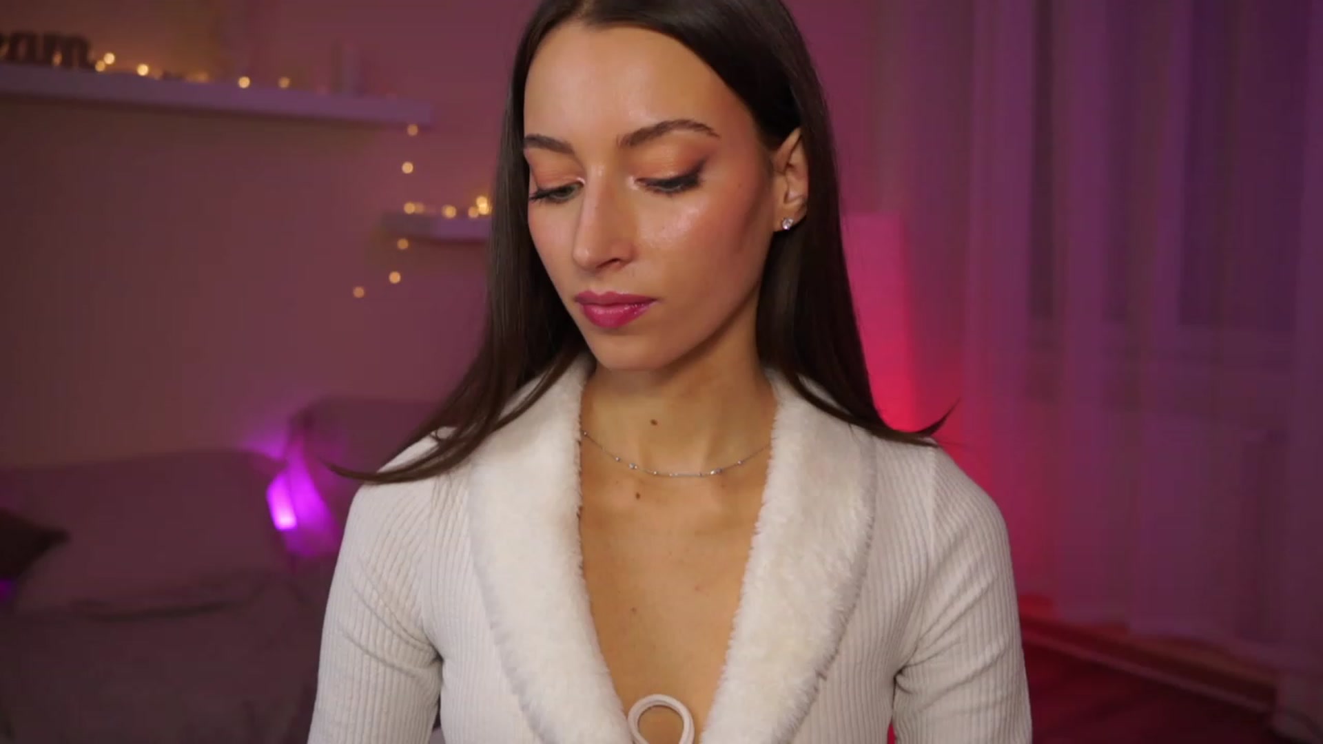 Gallery image thumbnail from Emily_grey69's myfreecams stream on, 01/29/2024, 18:41 image 6 of 20