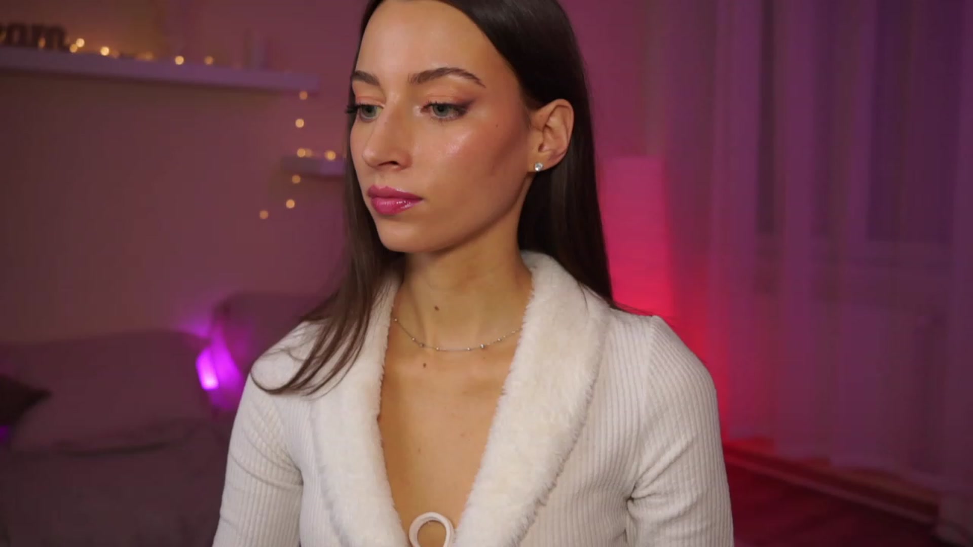 Gallery image thumbnail from Emily_grey69's myfreecams stream on, 01/29/2024, 18:41 image 5 of 20
