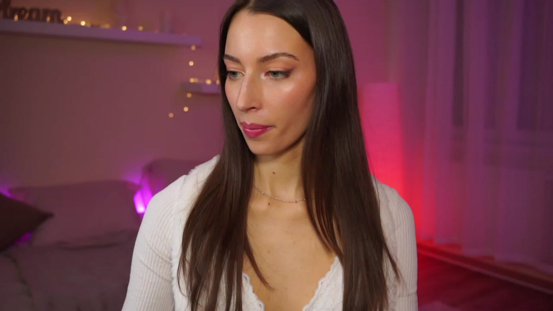 Gallery image thumbnail from Emily_grey69's myfreecams stream on, 01/29/2024, 18:41 image 19 of 20