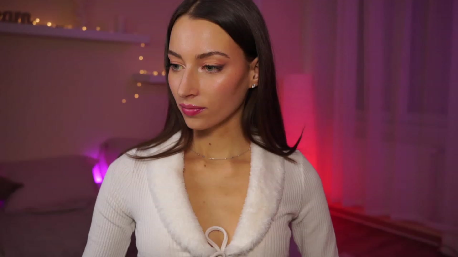 Gallery image thumbnail from Emily_grey69's myfreecams stream on, 01/29/2024, 18:41 image 7 of 20