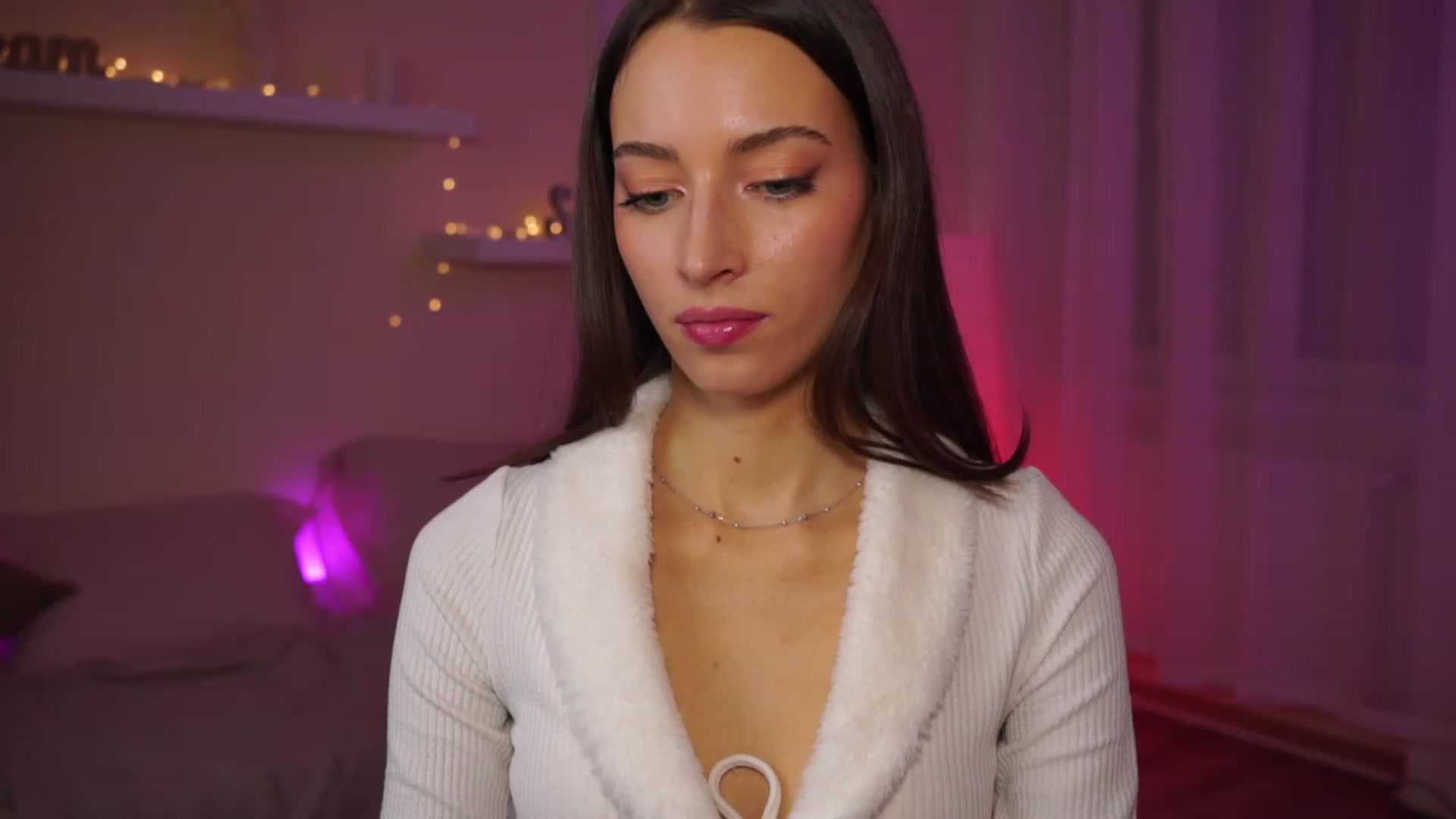 Gallery image thumbnail from Emily_grey69's myfreecams stream on, 01/29/2024, 18:41 image 1 of 20
