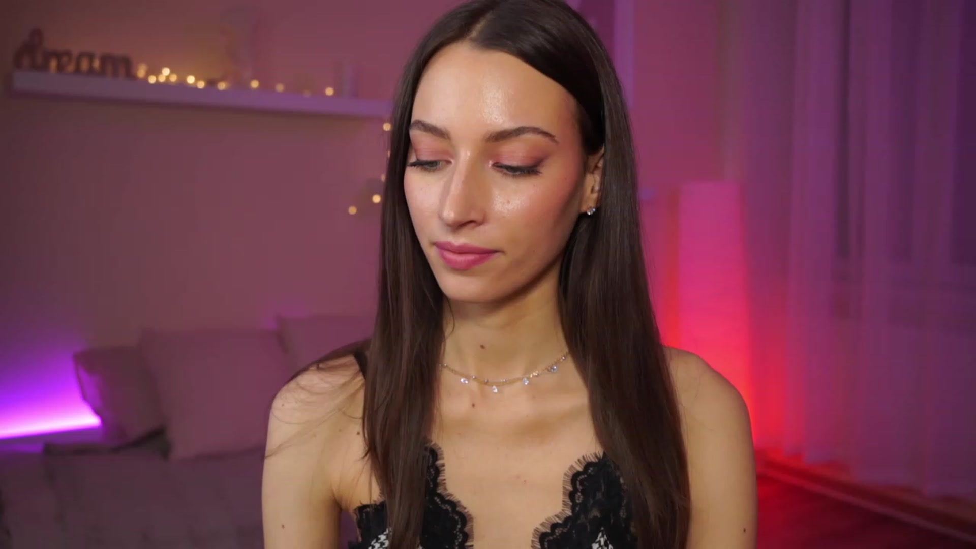 Gallery image thumbnail from Emily_grey69's myfreecams stream on, 02/02/2024, 17:03 image 12 of 20