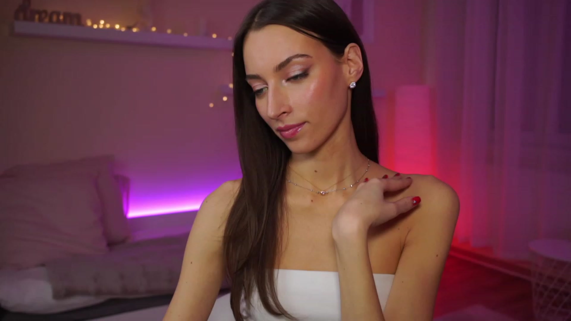 Gallery image thumbnail from Emily_grey69's myfreecams stream on, 02/05/2024, 18:04 image 2 of 20